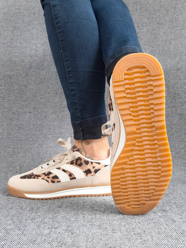 Chaussures baskets basses taupe léopard avec bandes blanches style sneakers