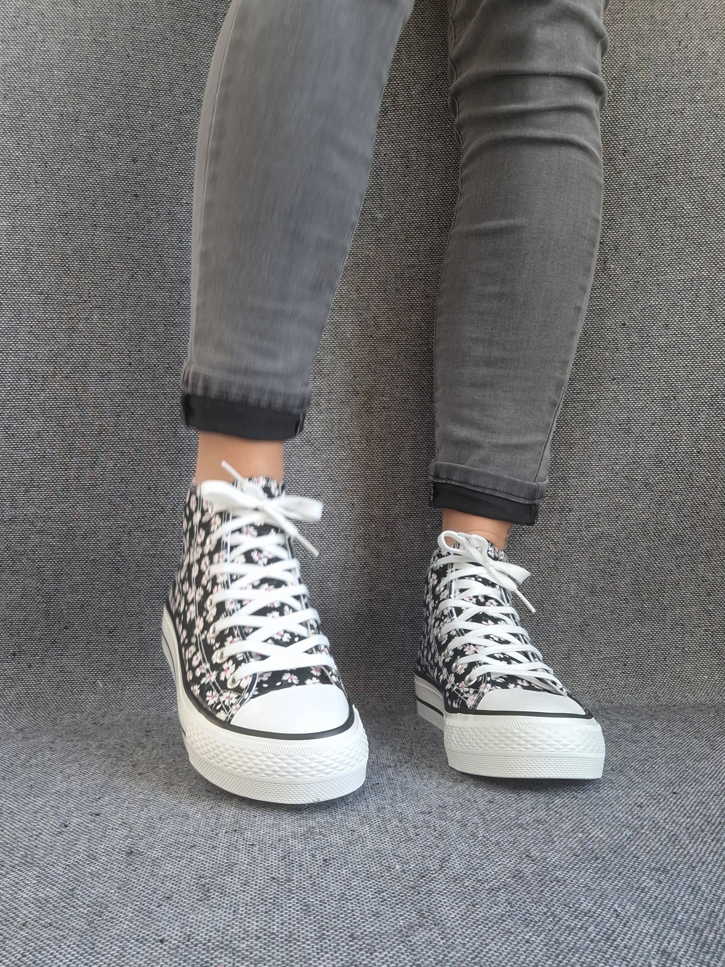 Chaussures baskets hautes motifs liberty fleurs noire en tissu style converse