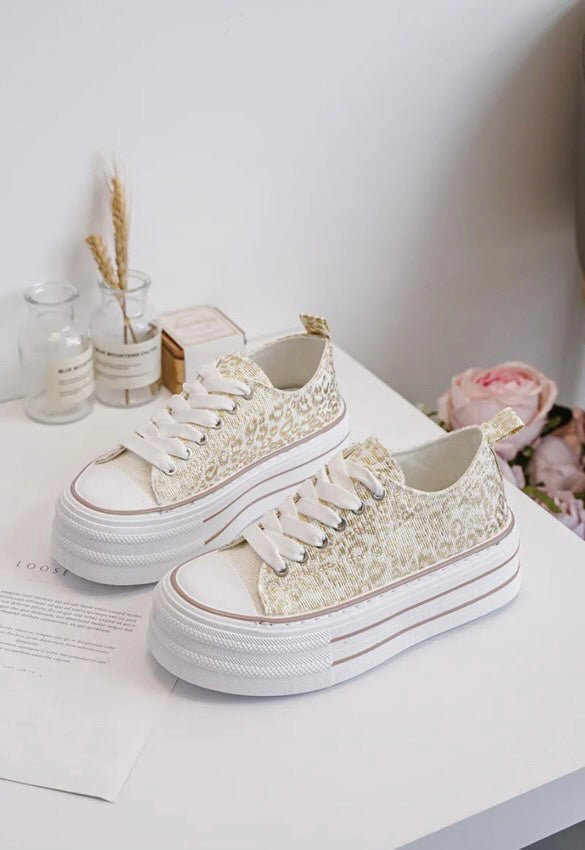 Chaussures baskets basses semelle compensée tissu motif léopard doré style converse