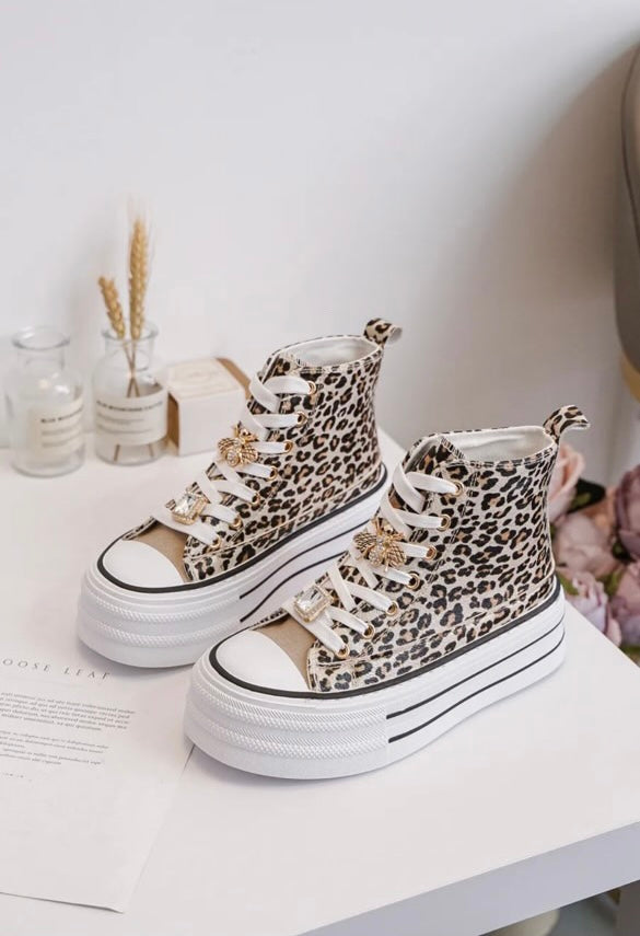 Chaussures baskets hautes semelle compensée en simili motif léopard style converse