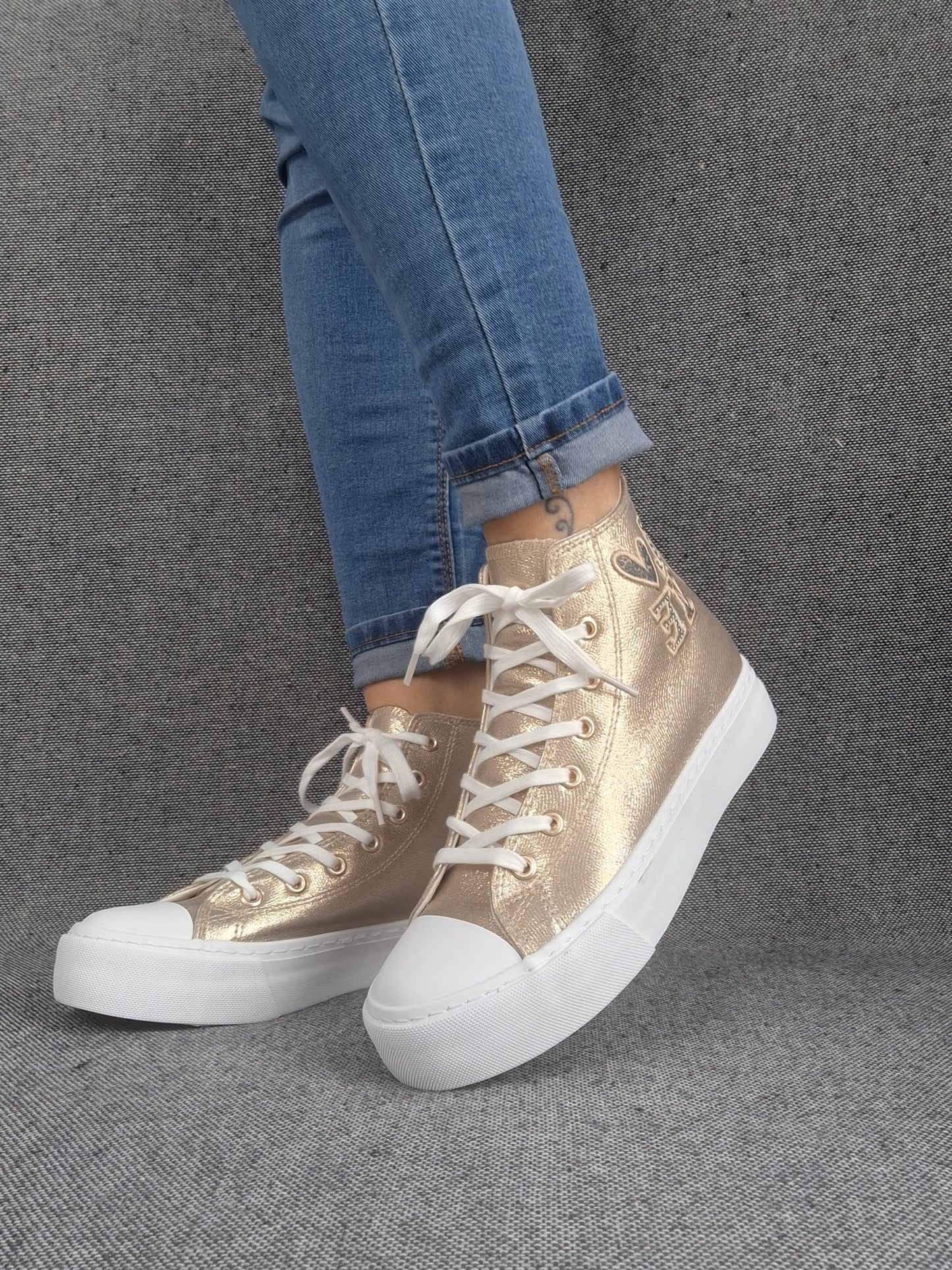 Chaussures baskets hautes tissu doré inscription "LOVE" style converse