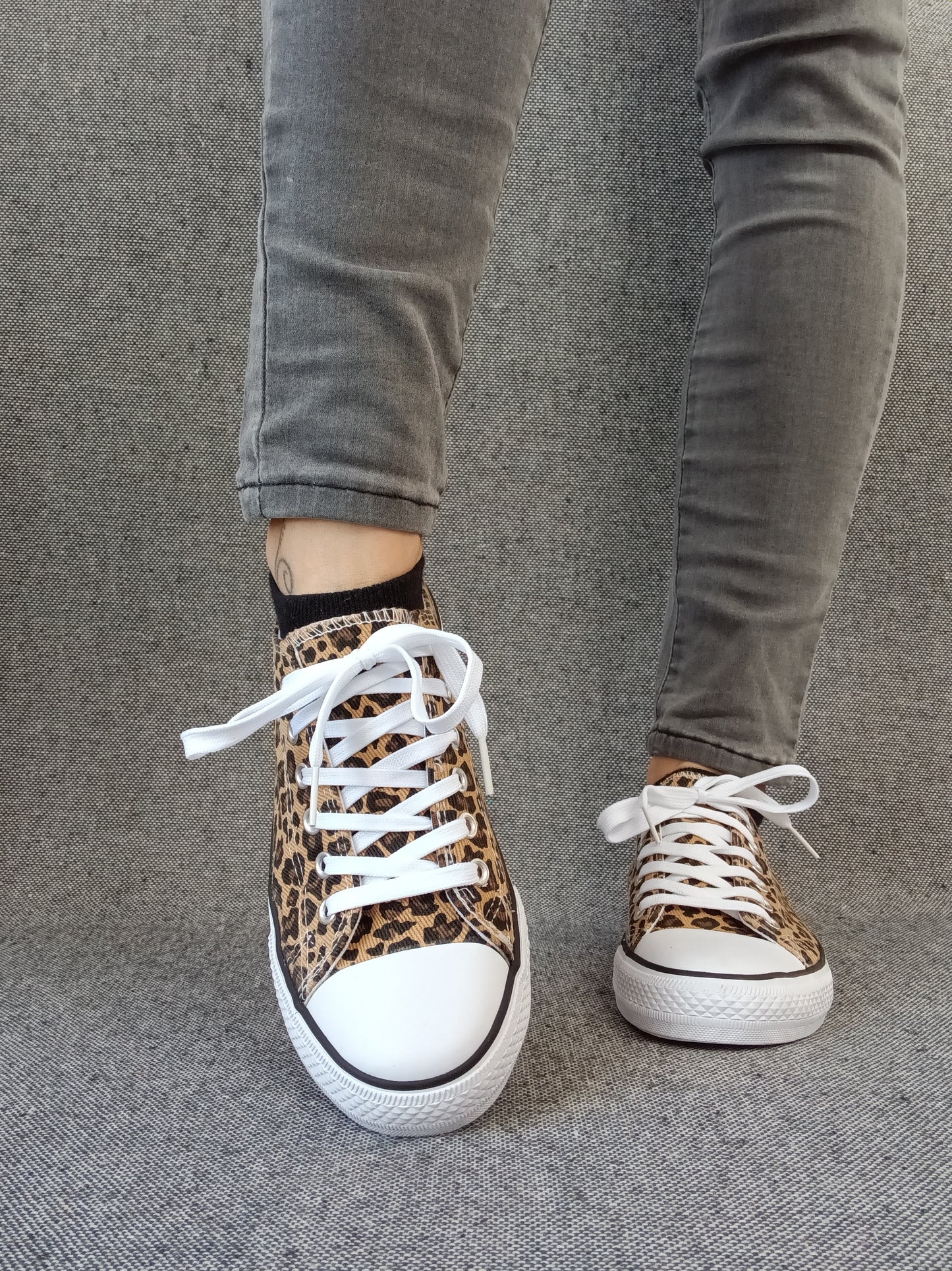 Chaussures baskets basses tissu léopard style converse