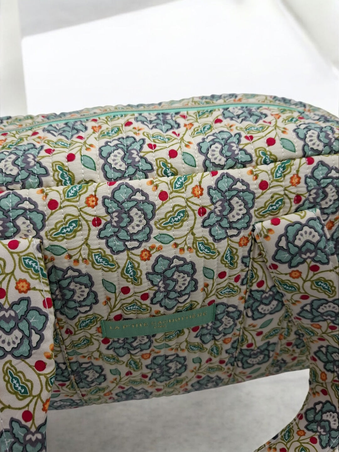 Sac week-end polochon en coton matelassé blanc liberty fleuri jaune et bleu