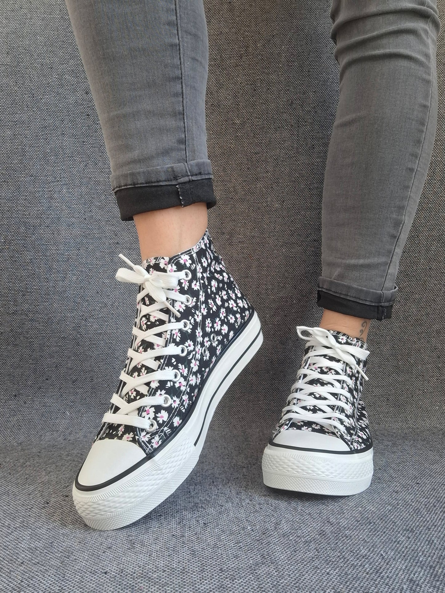 Chaussures baskets hautes motifs liberty fleurs noire en tissu style converse
