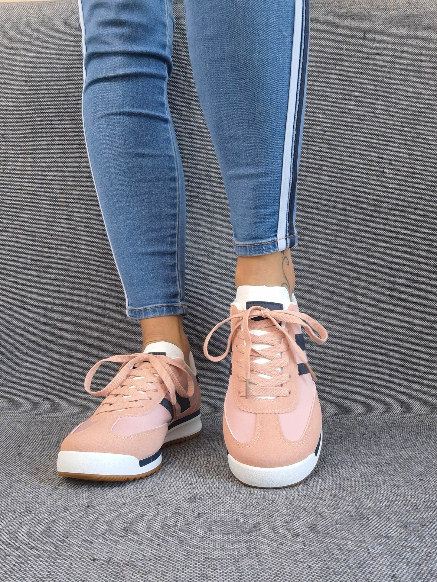 Chaussures baskets basses roses et bleues style sneakers