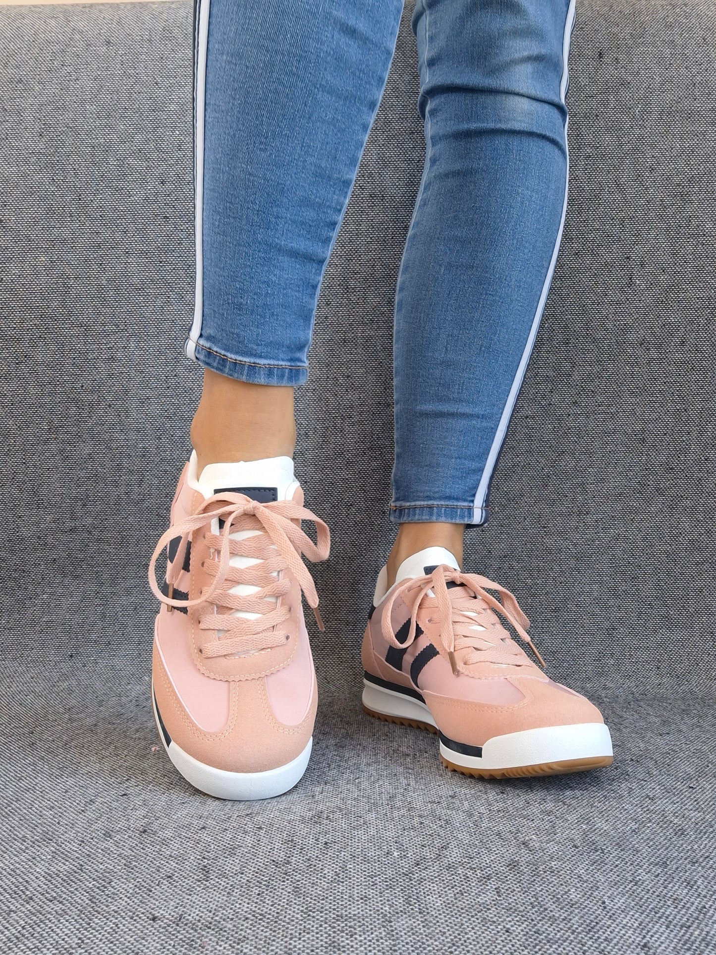 Chaussures baskets basses roses et bleues style sneakers