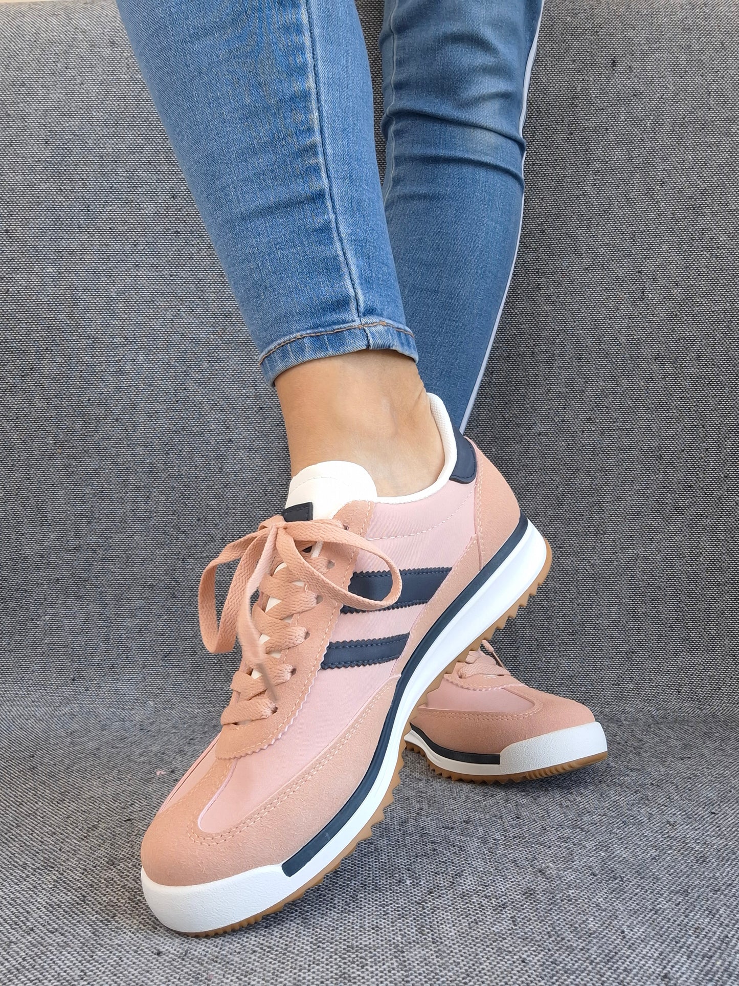 Chaussures baskets basses roses et bleues style sneakers