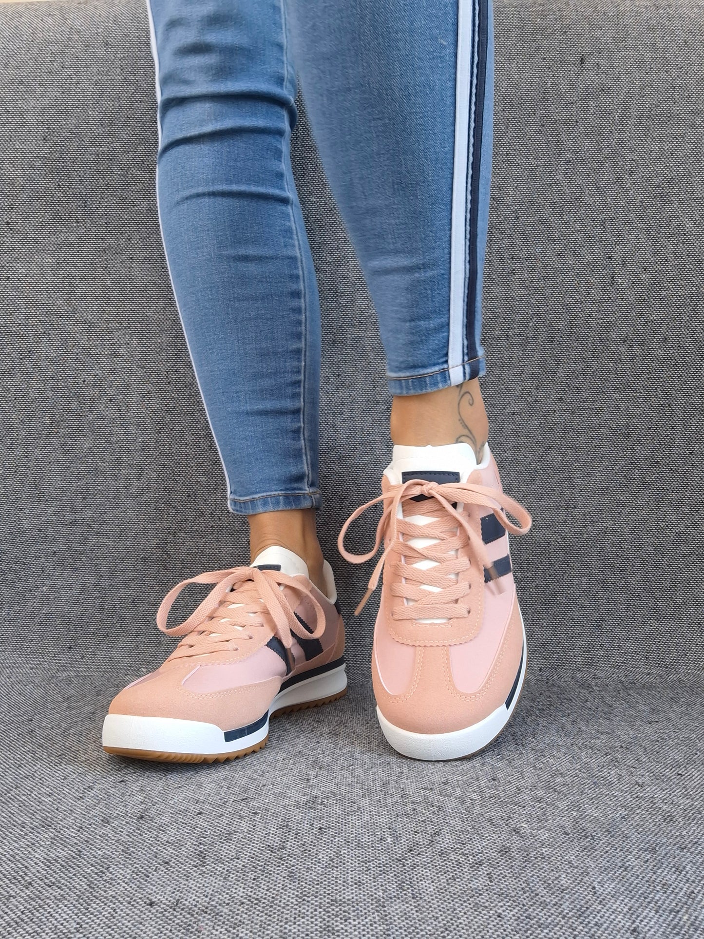 Chaussures baskets basses roses et bleues style sneakers