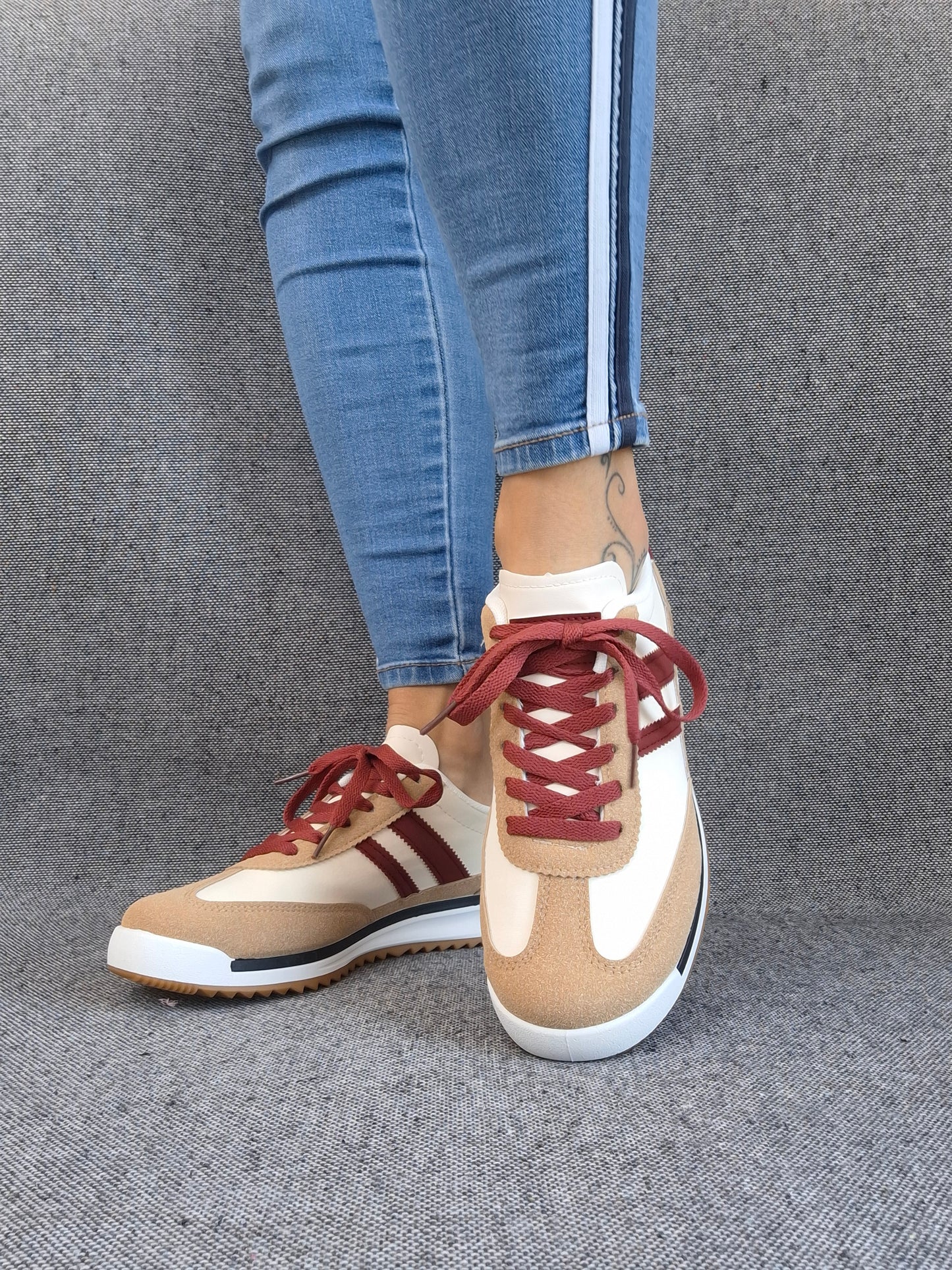 Chaussures baskets basses blanches et marrons style sneakers