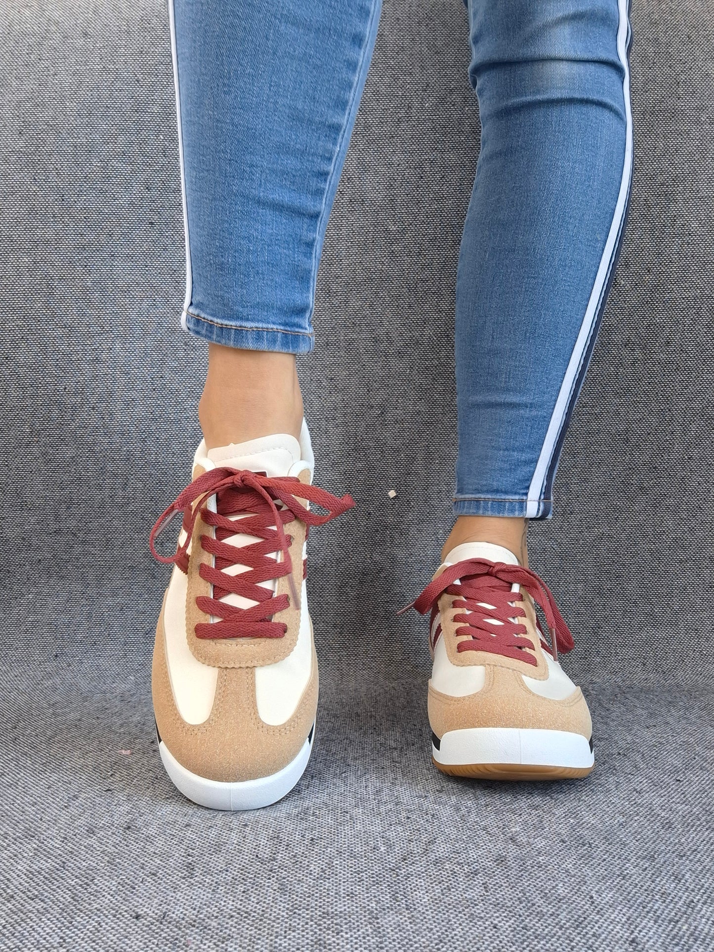 Chaussures baskets basses blanches et marrons style sneakers