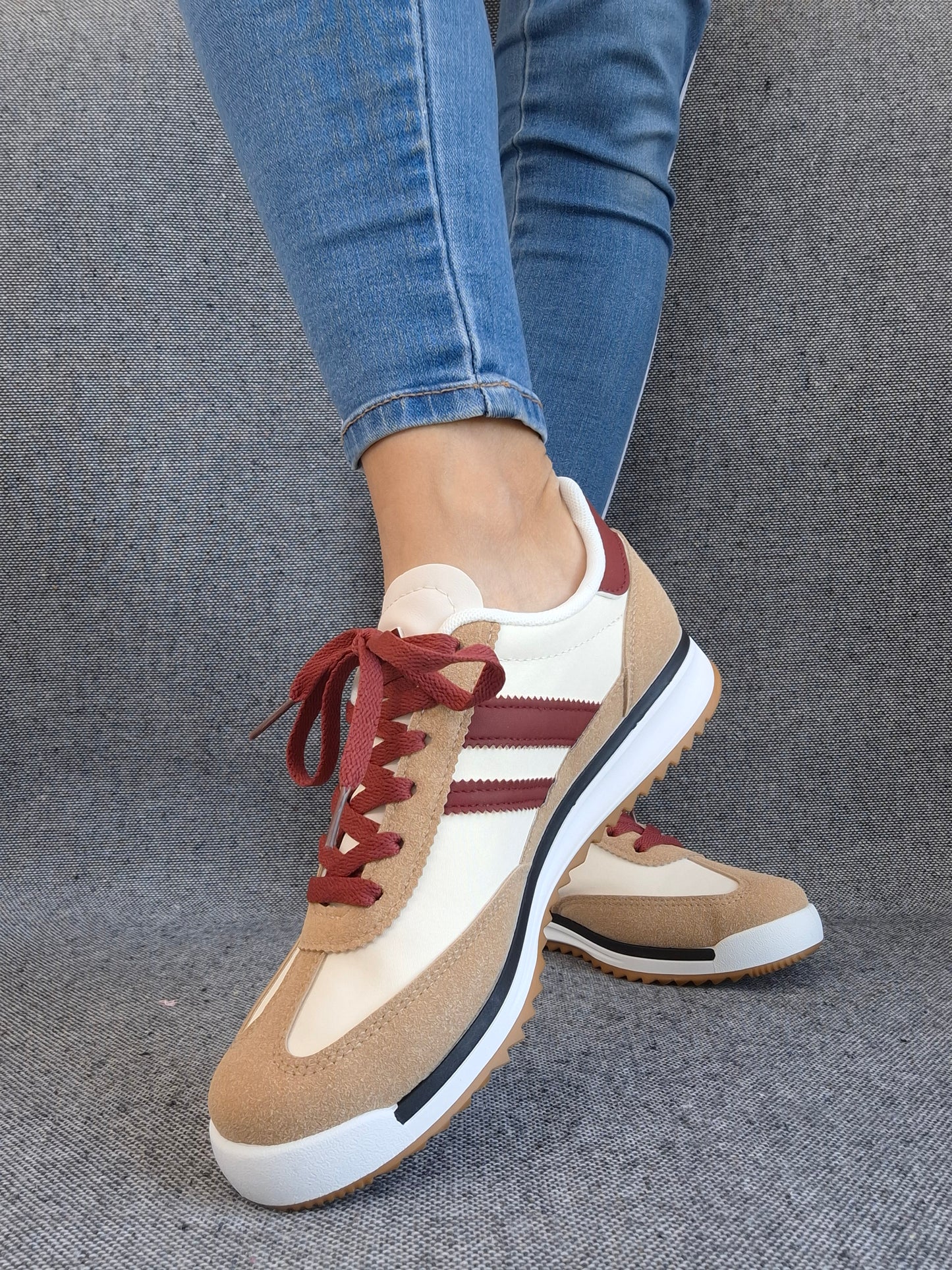 Chaussures baskets basses blanches et marrons style sneakers