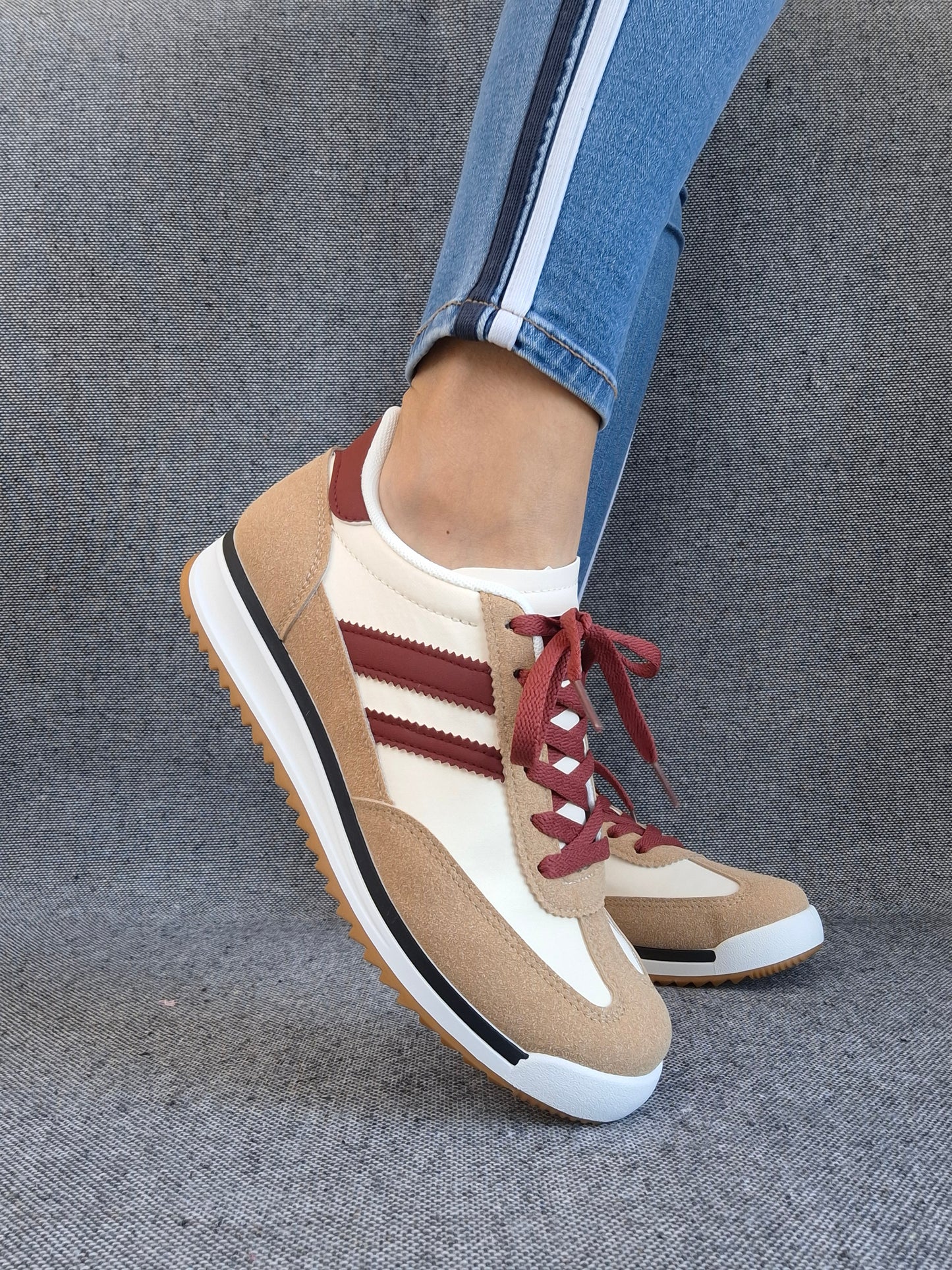 Chaussures baskets basses blanches et marrons style sneakers