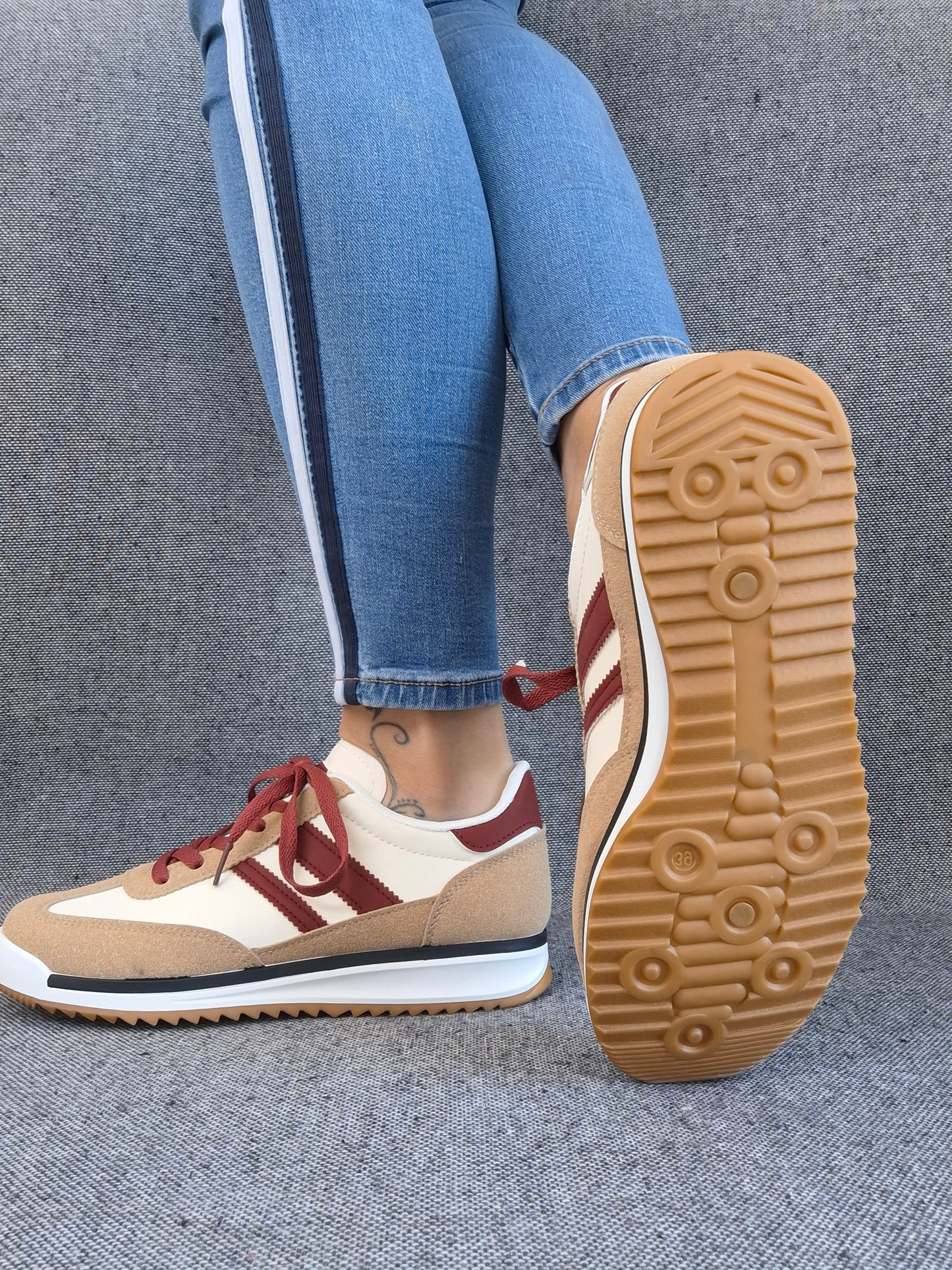 Chaussures baskets basses blanches et marrons style sneakers