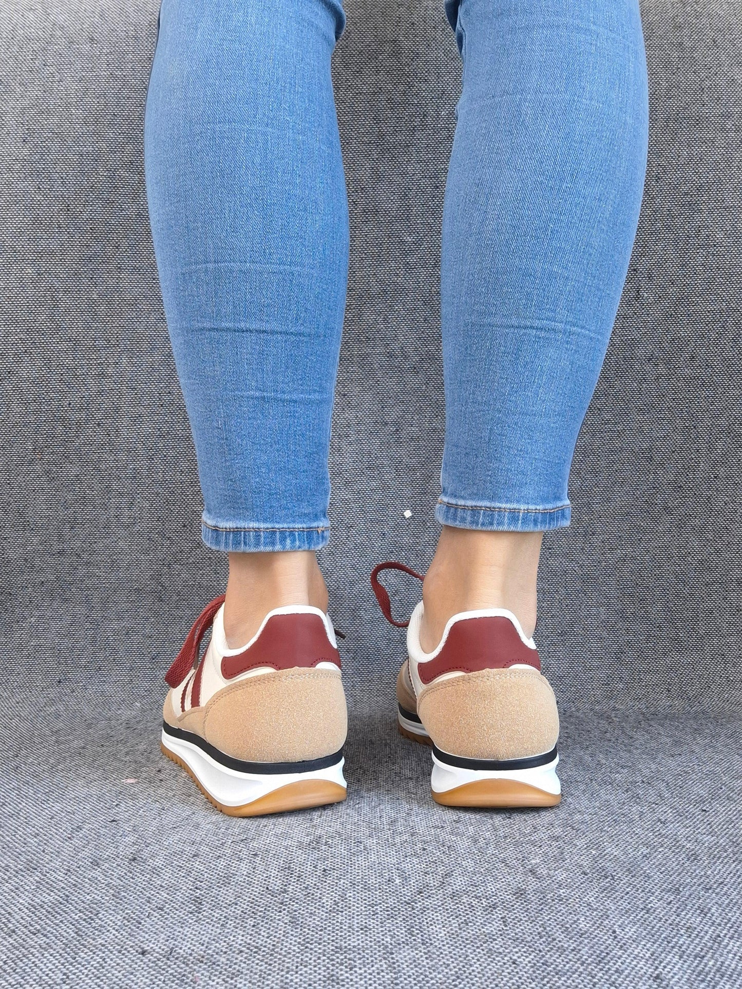 Chaussures baskets basses blanc et marron bordeaux style sneakers