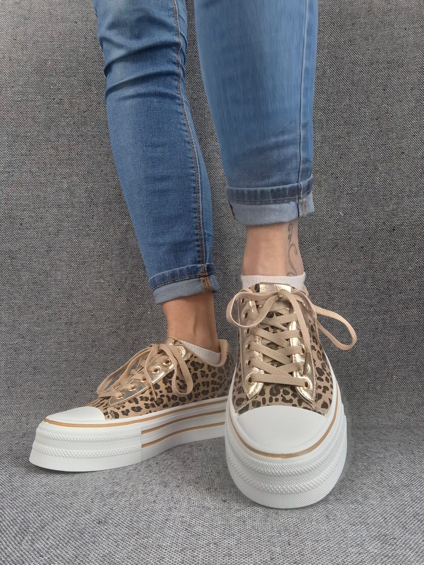 Chaussures baskets motif léopard basse semelle compensée en tissu style converse