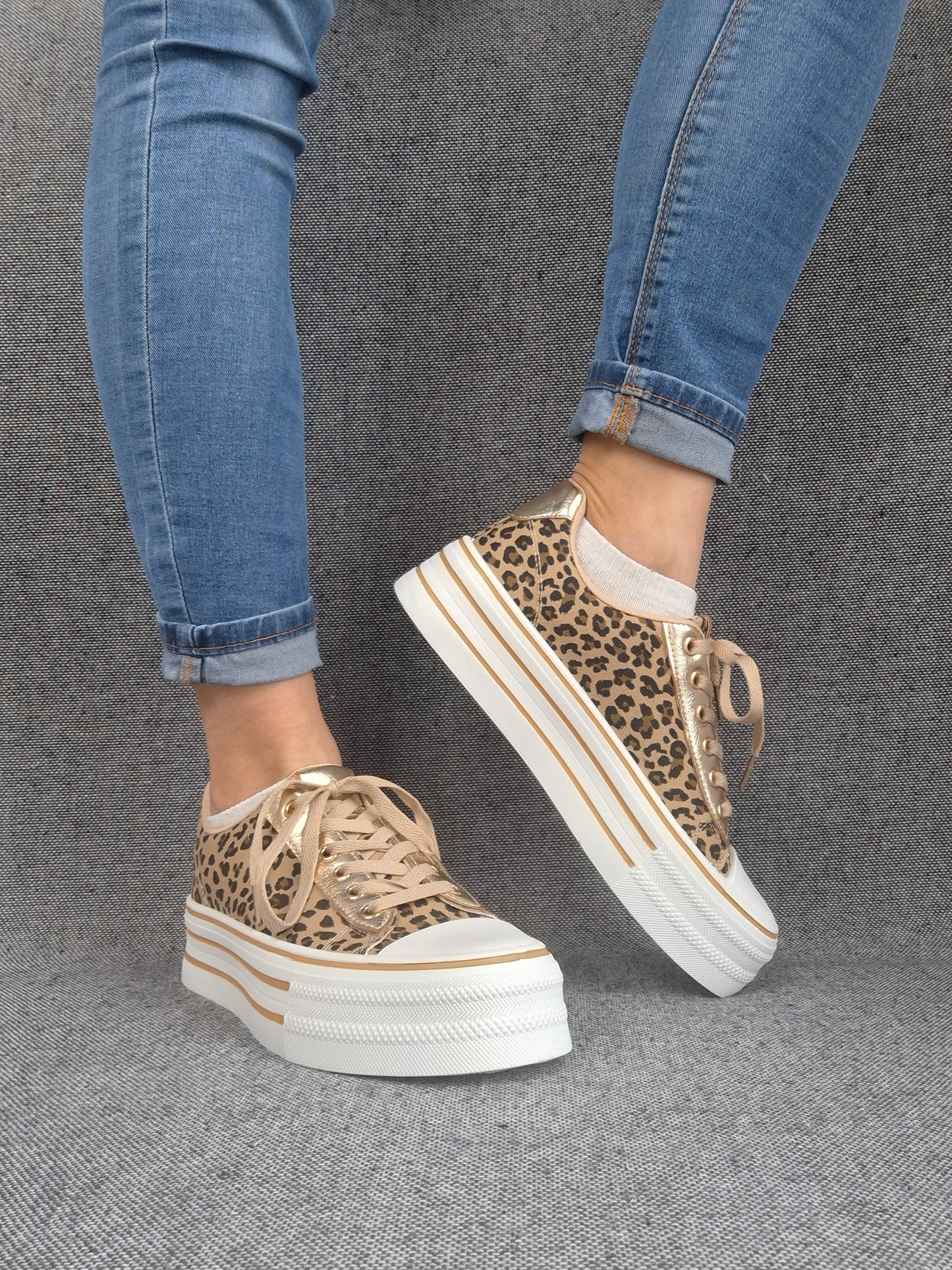 Chaussures baskets motif léopard basse semelle compensée en tissu style converse