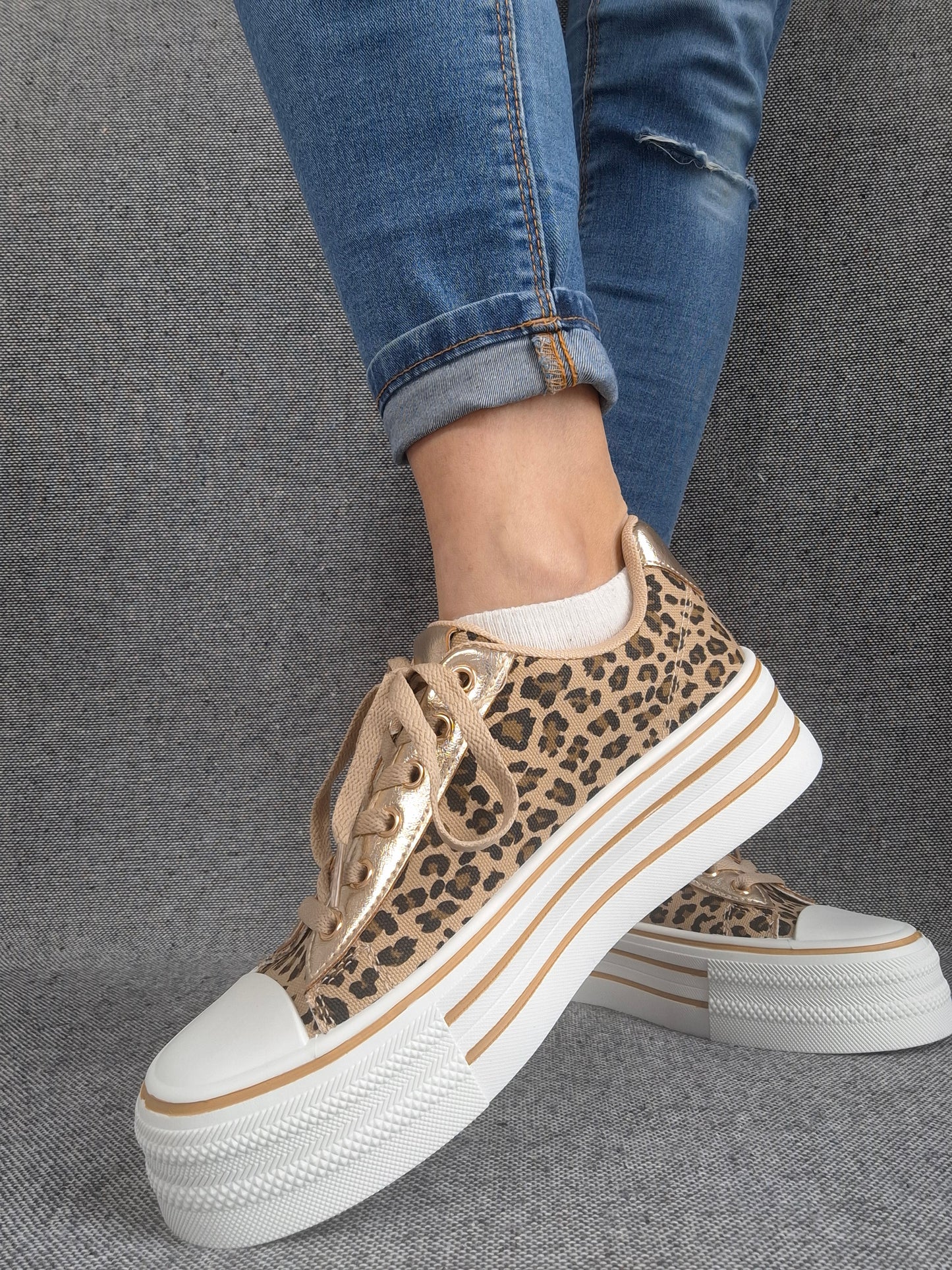 Chaussures baskets motif léopard basse semelle compensée en tissu style converse