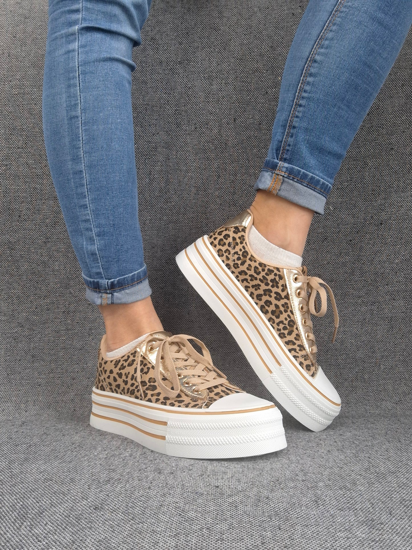 Chaussures baskets motif léopard basse semelle compensée en tissu style converse