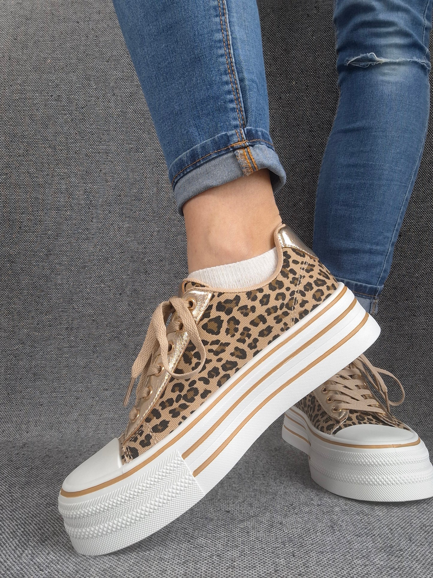 Chaussures baskets motif léopard basse semelle compensée en tissu style converse