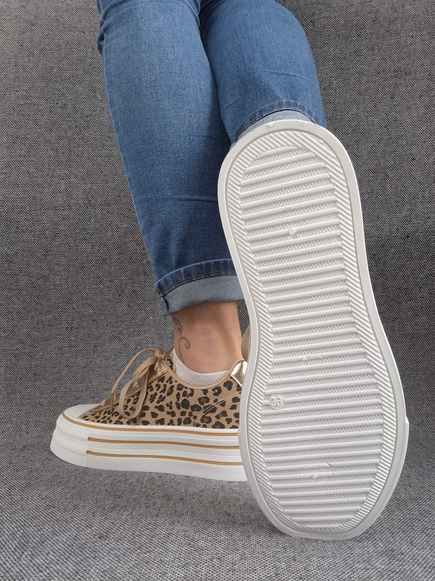 Chaussures baskets motif léopard basse semelle compensée en tissu style converse