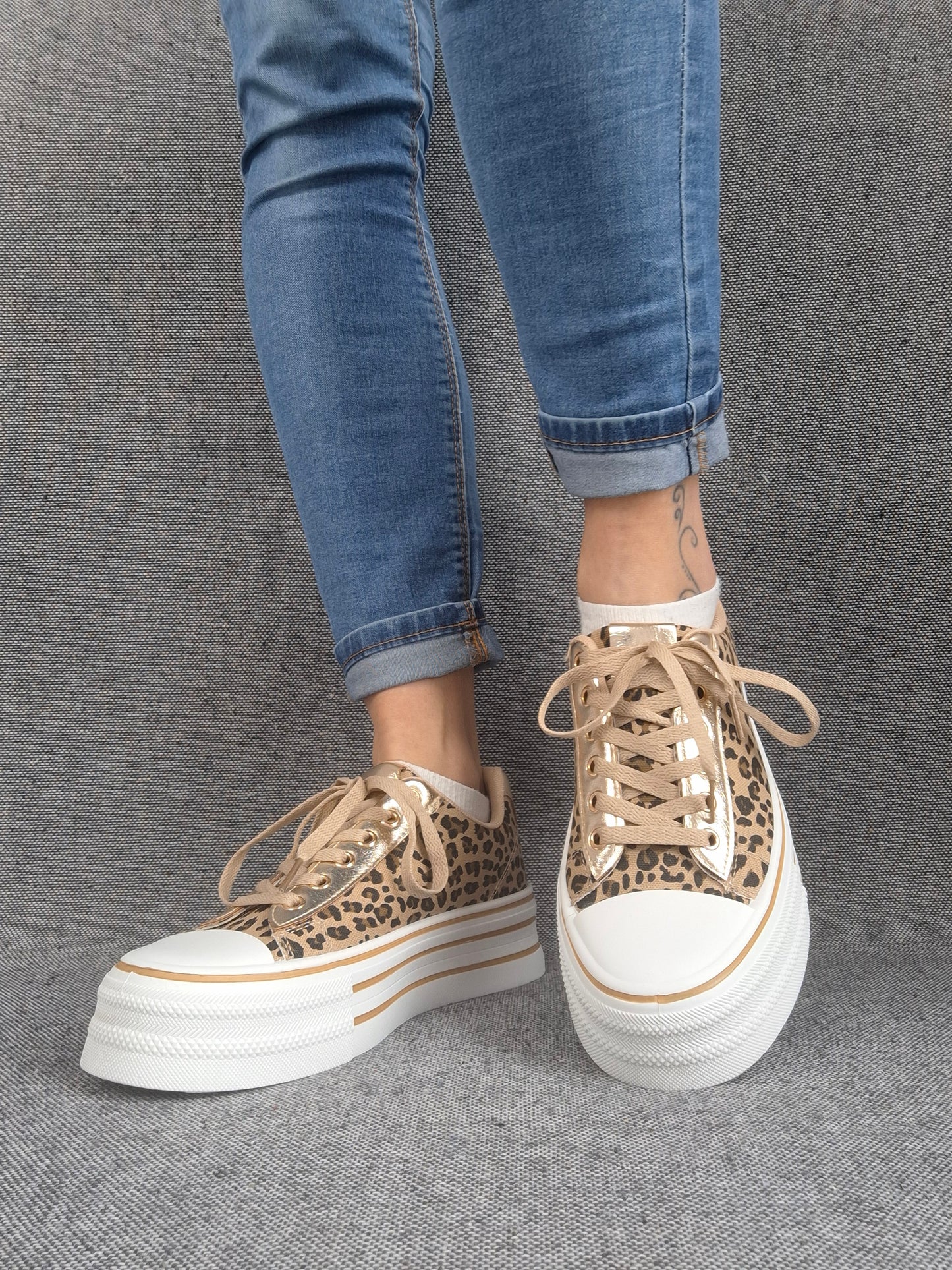 Chaussures baskets motif léopard basse semelle compensée en tissu style converse