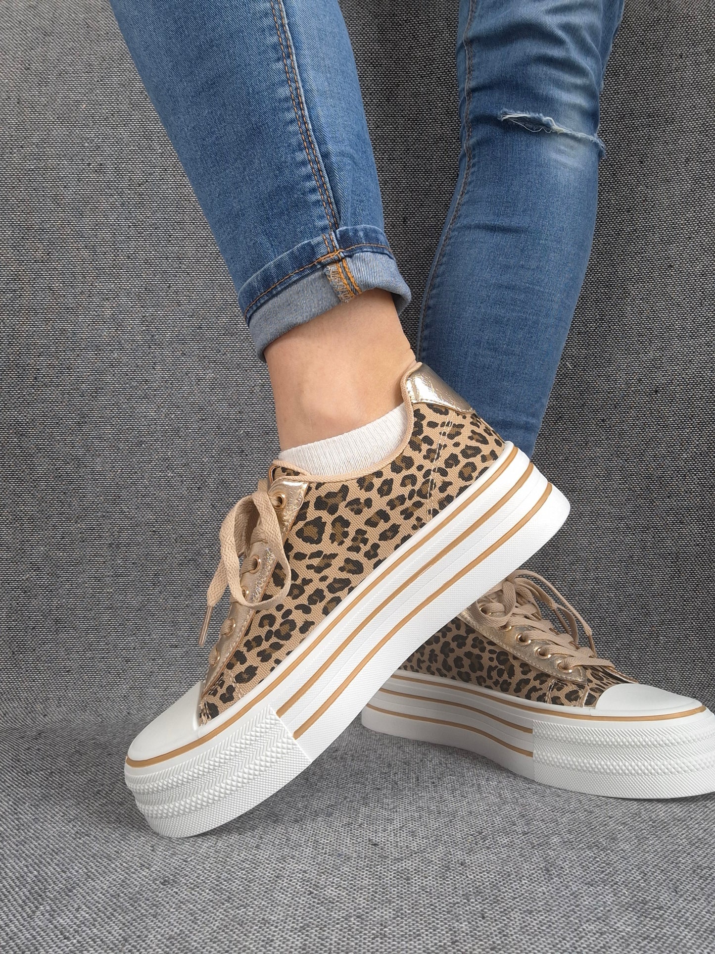 Chaussures baskets motif léopard basse semelle compensée en tissu style converse
