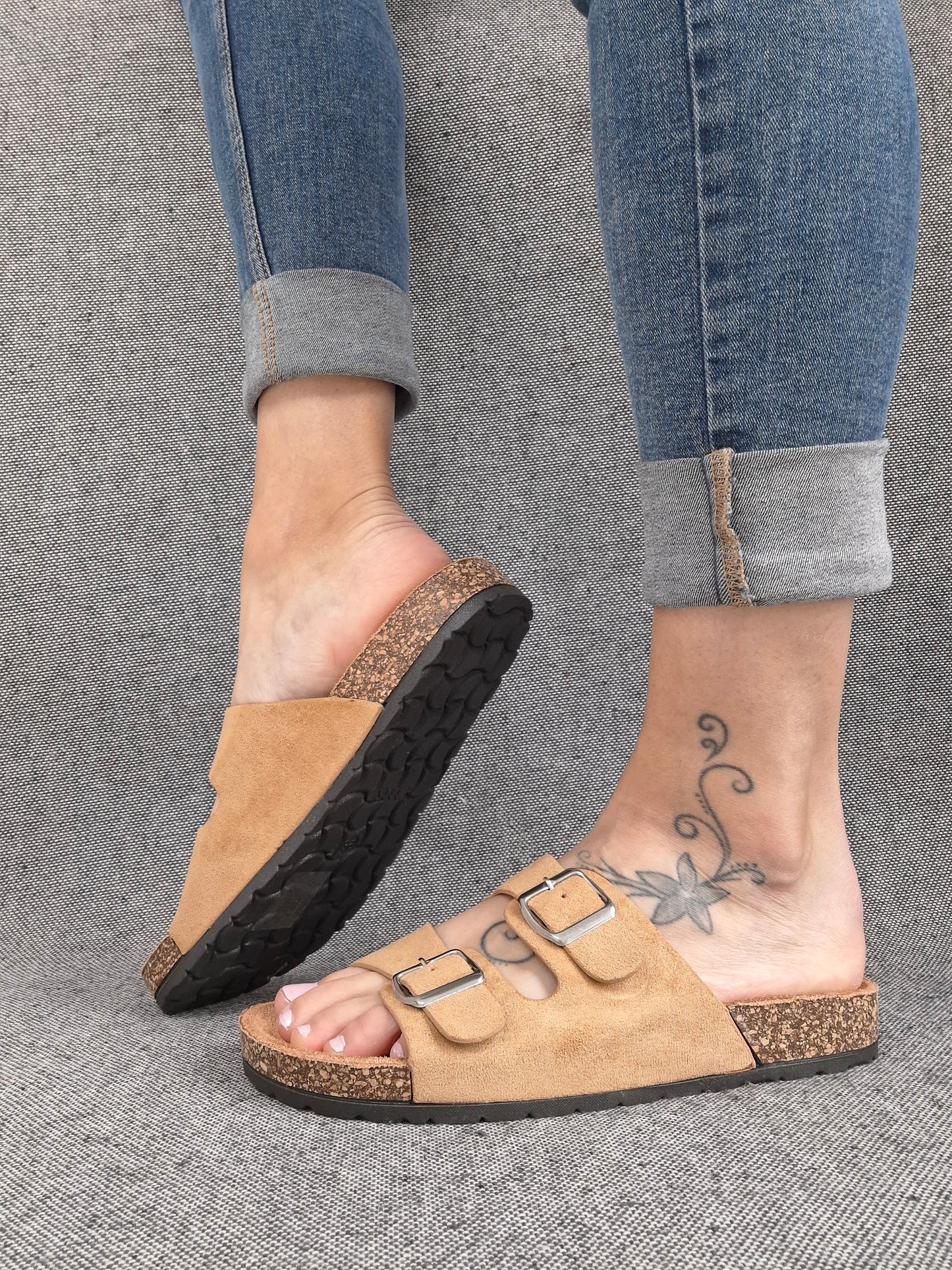 Chaussures sandales beige camel à doubles lanières avec boucles métalliques style Birk