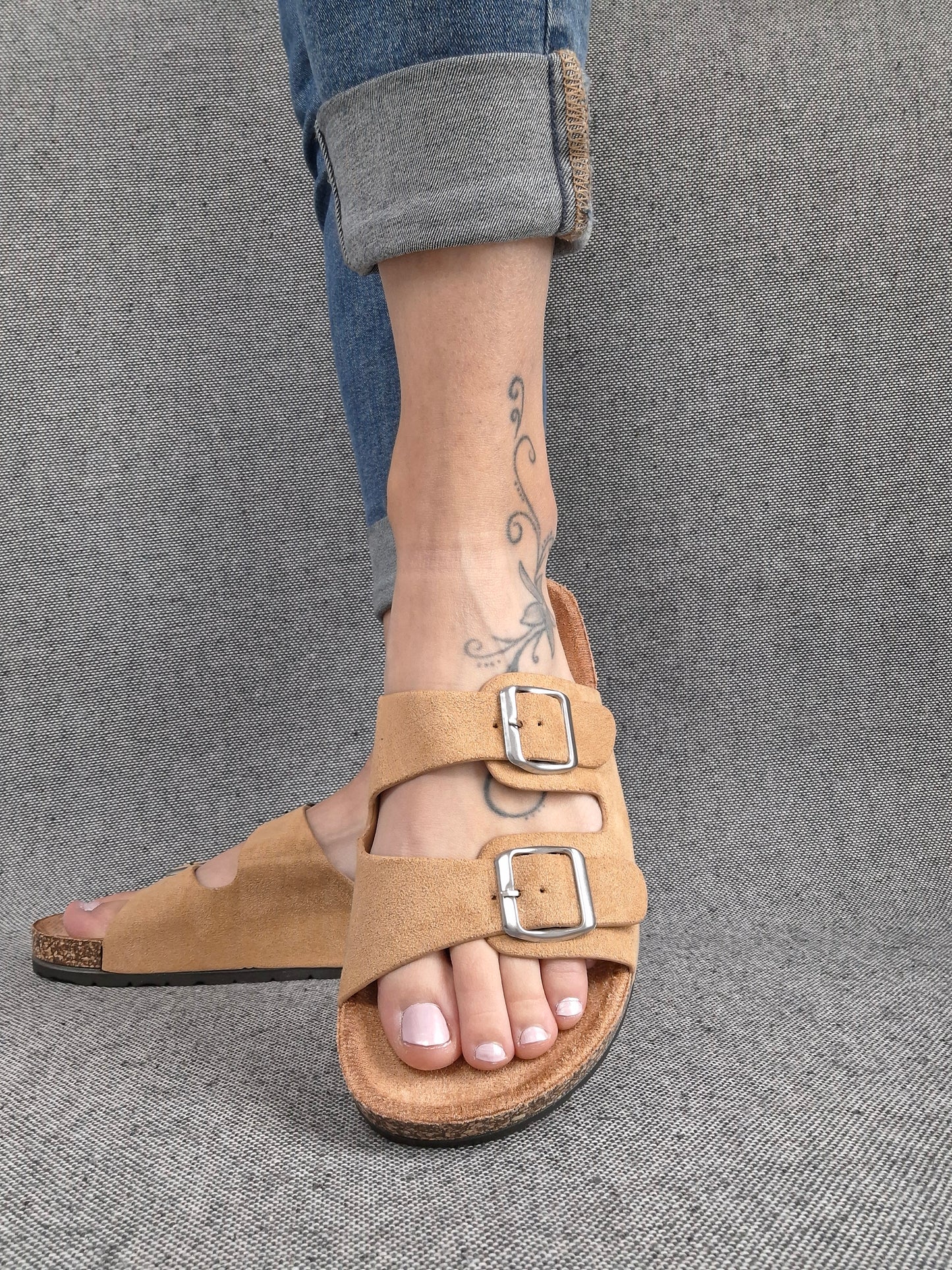 Chaussures sandales beige camel à doubles lanières avec boucles métalliques style Birkenstock