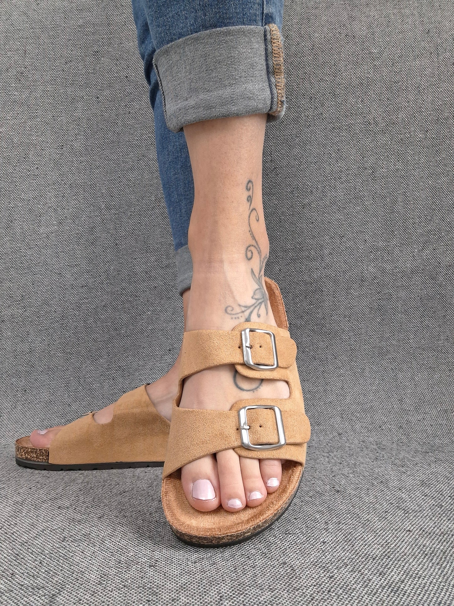 Chaussures sandales beige camel à doubles lanières avec boucles métalliques style Birkenstock