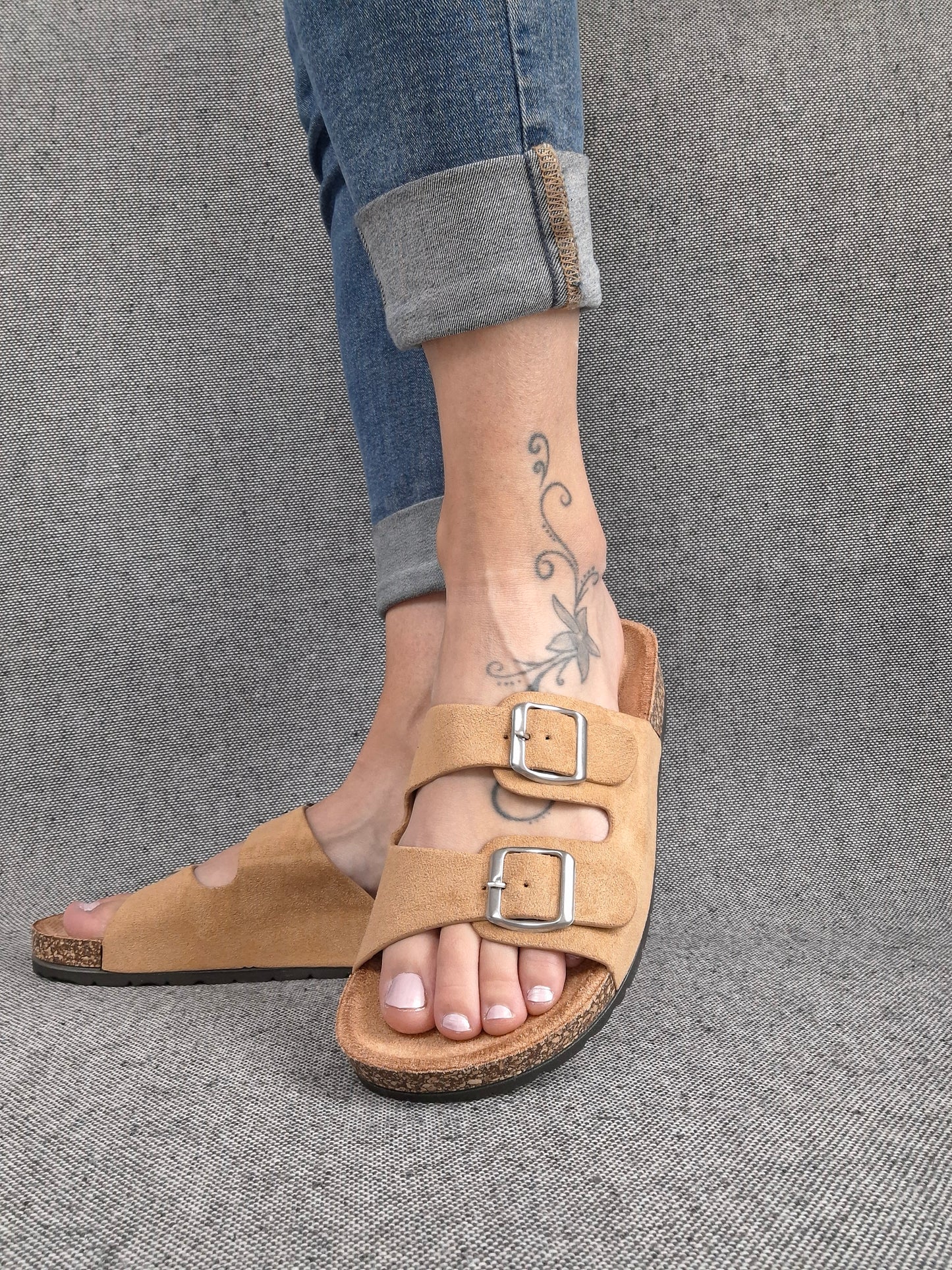 Chaussures sandales beige camel à doubles lanières avec boucles métalliques style Birkenstock