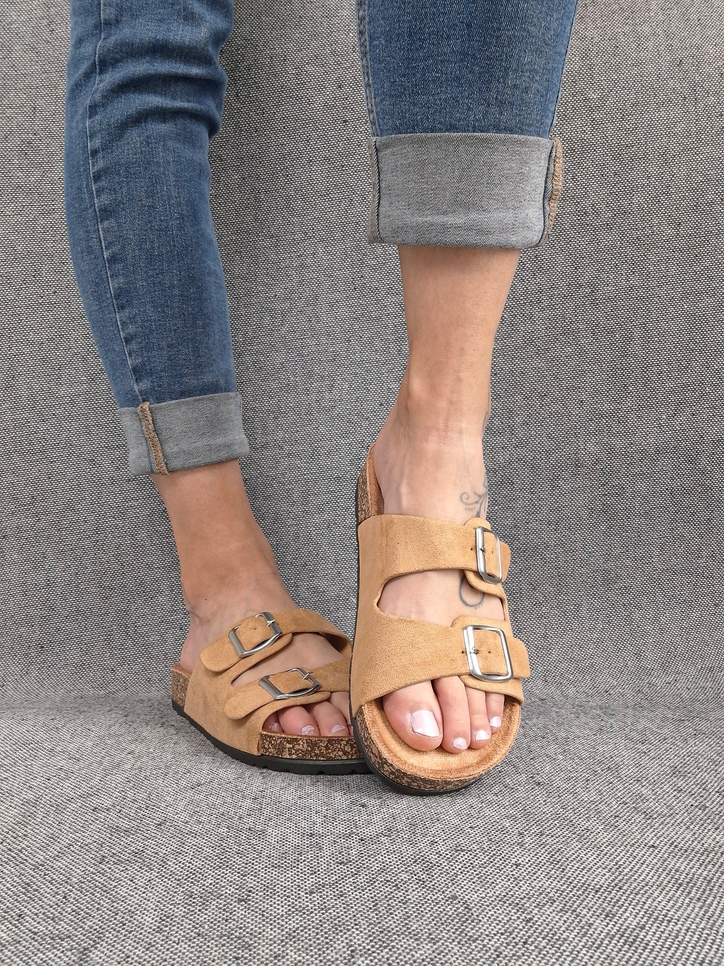 Chaussures sandales beige camel à doubles lanières avec boucles métalliques style Birkenstock
