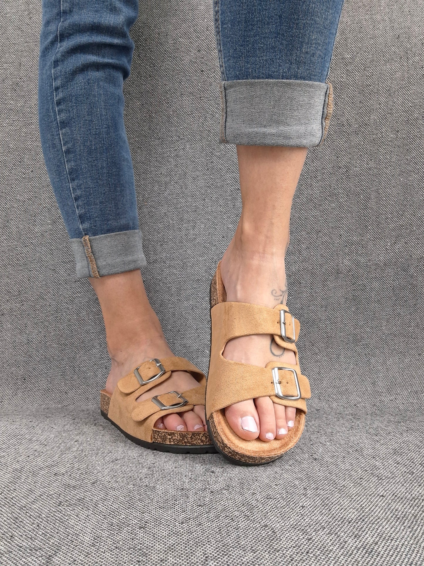Chaussures sandales beige camel à doubles lanières avec boucles métalliques style Birkenstock