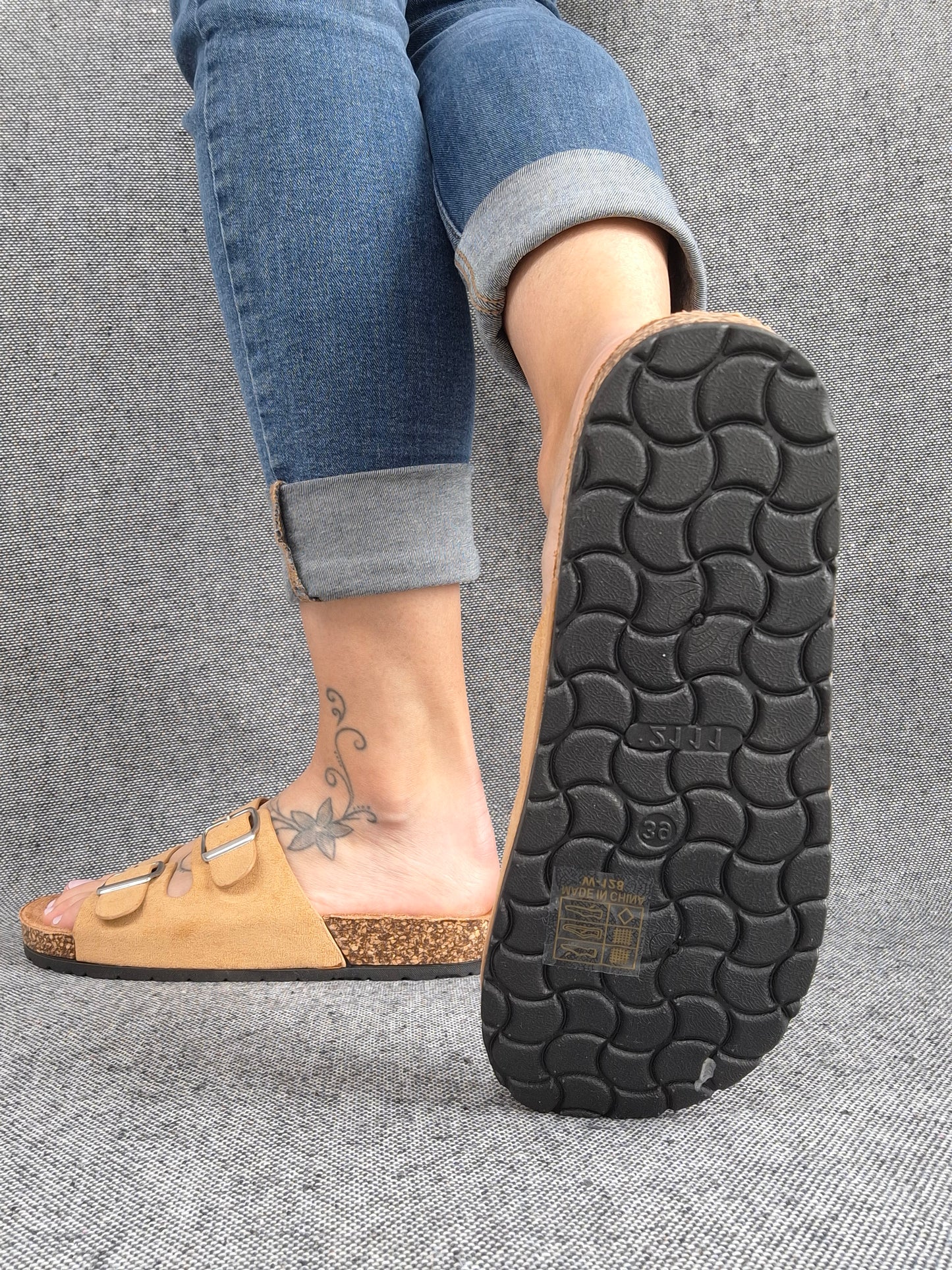 Chaussures sandales beige camel à doubles lanières avec boucles métalliques style Birkenstock