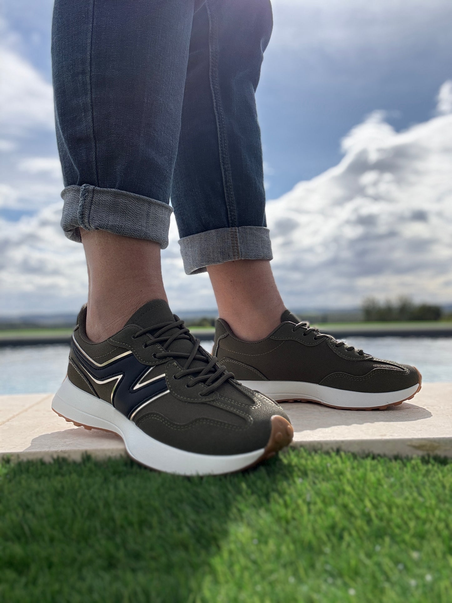 Chaussures baskets en tissu vert kaki motif bleu marine style sneakers