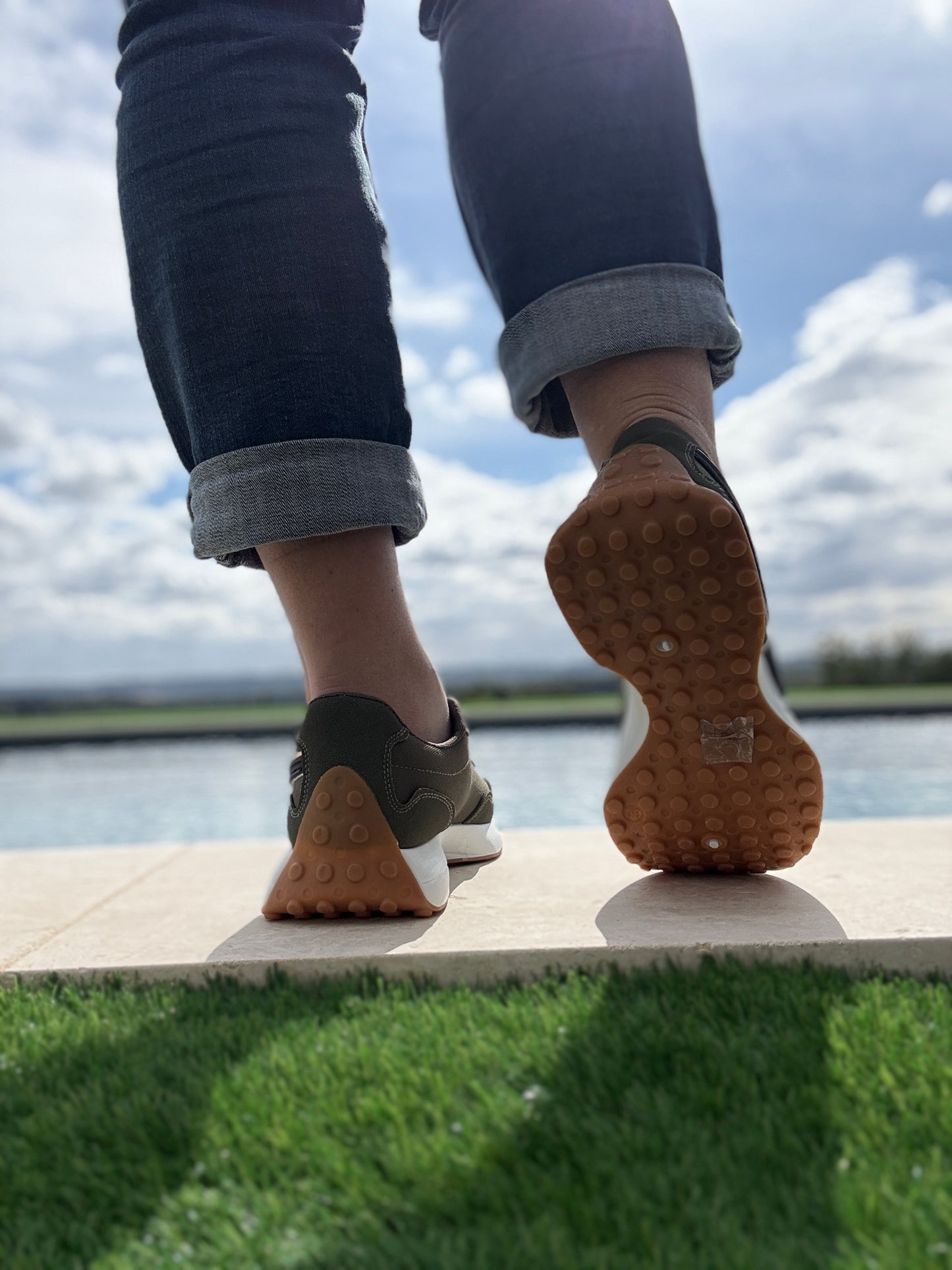 Chaussures baskets en tissu vert kaki motif bleu marine style sneakers