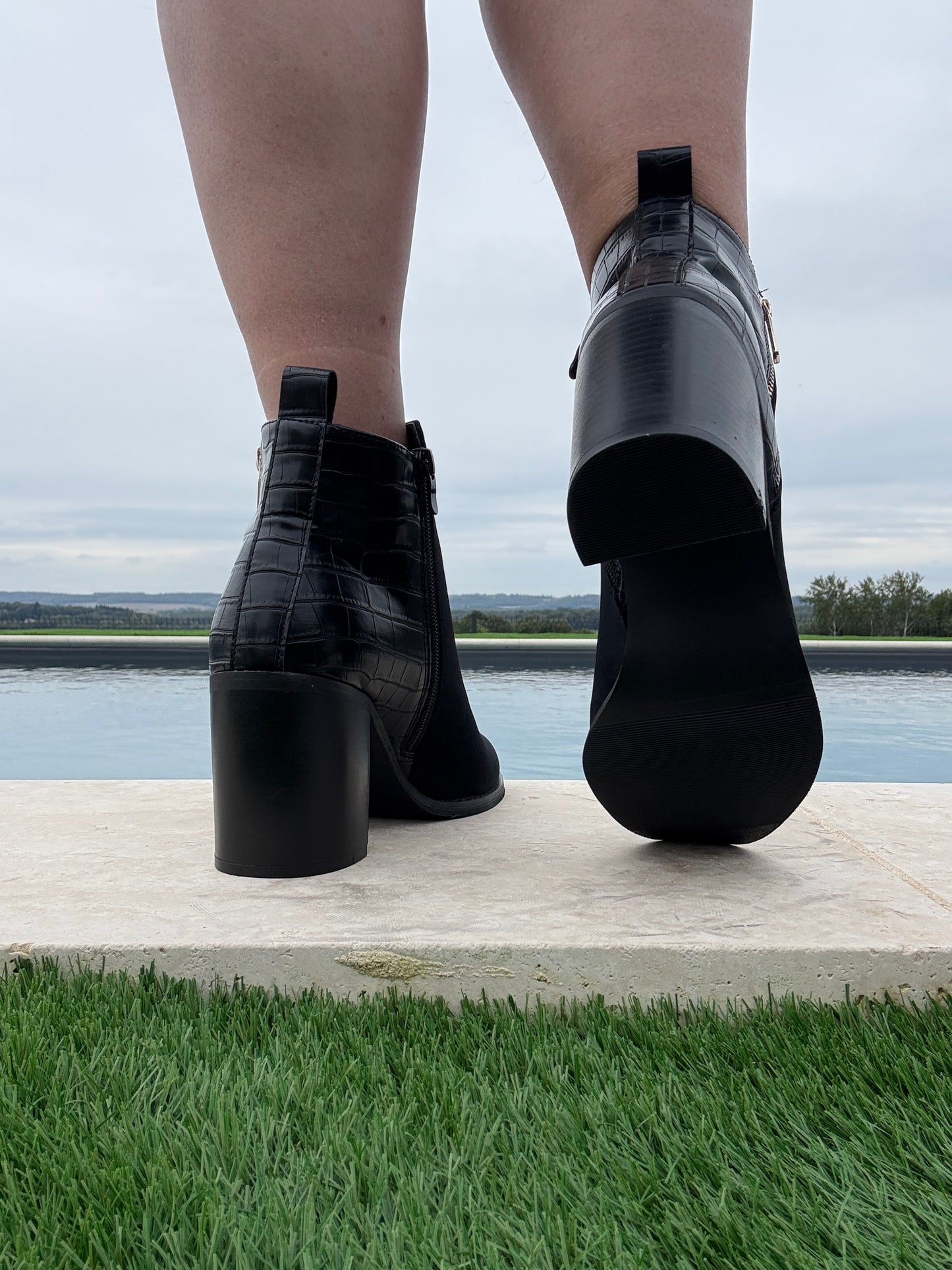 Chaussures bottines boots à talon haut noir simili serpent