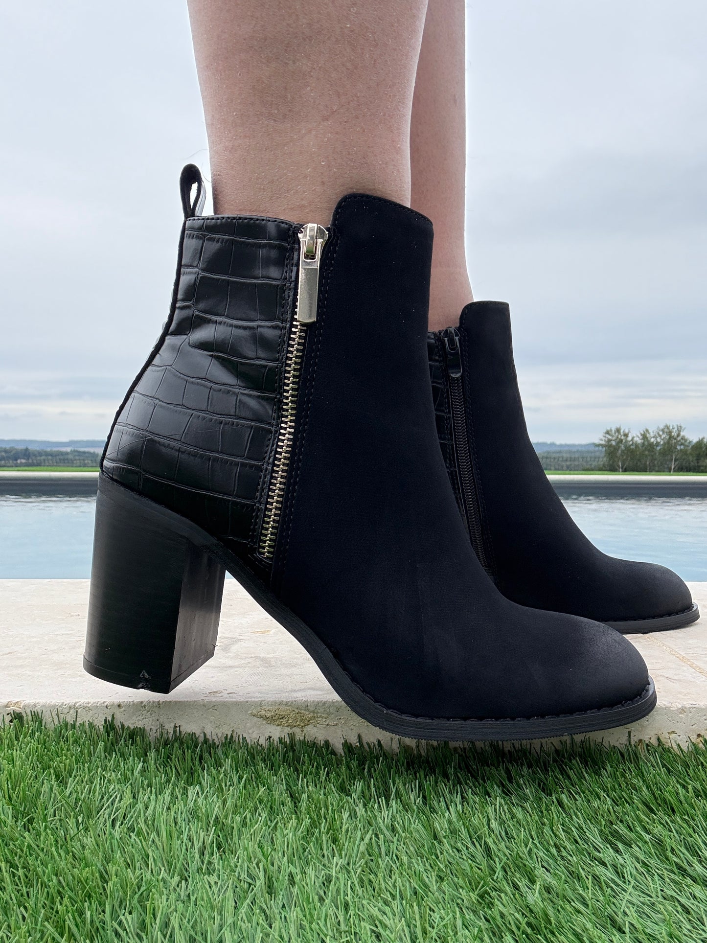 Chaussures bottines boots à talon haut noir simili serpent