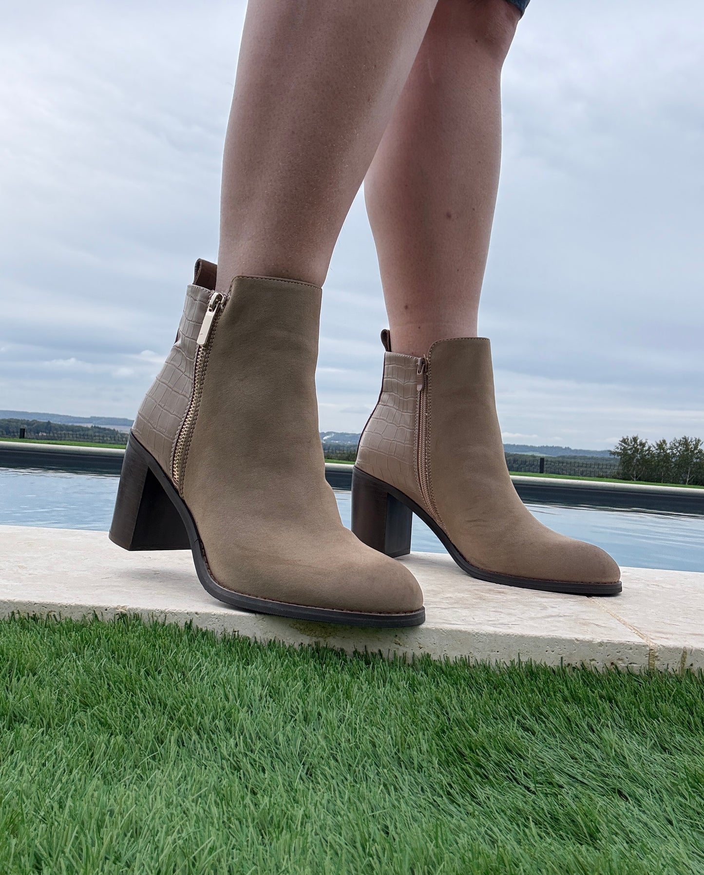 Chaussures boots à talon haut beige bi-matières