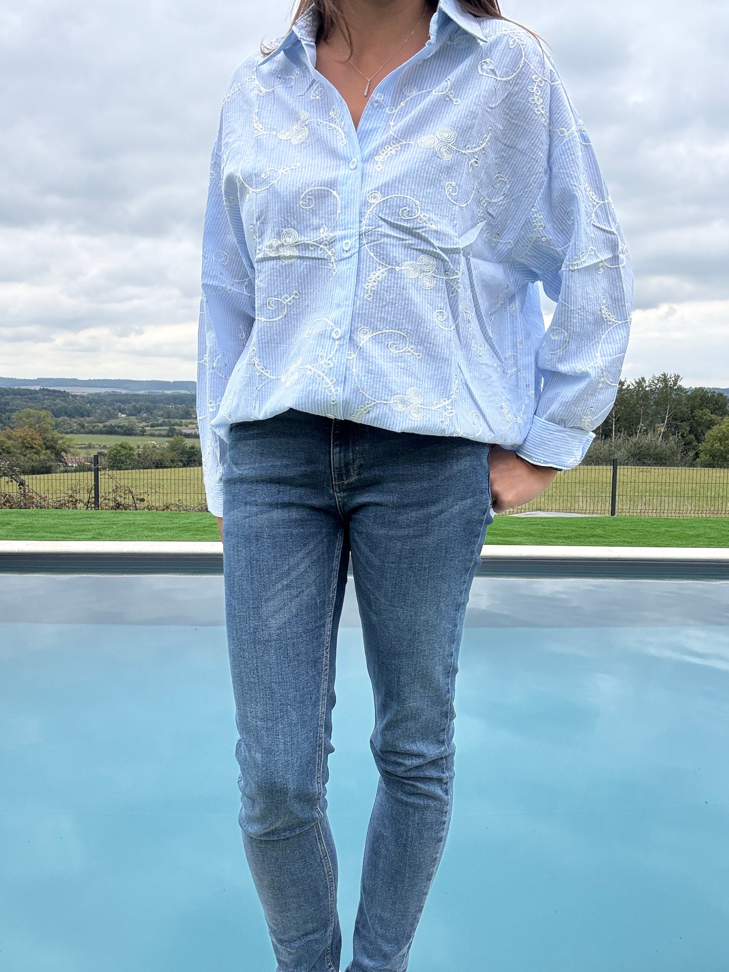 Chemise coton manches longues bleu clair avec motifs blancs