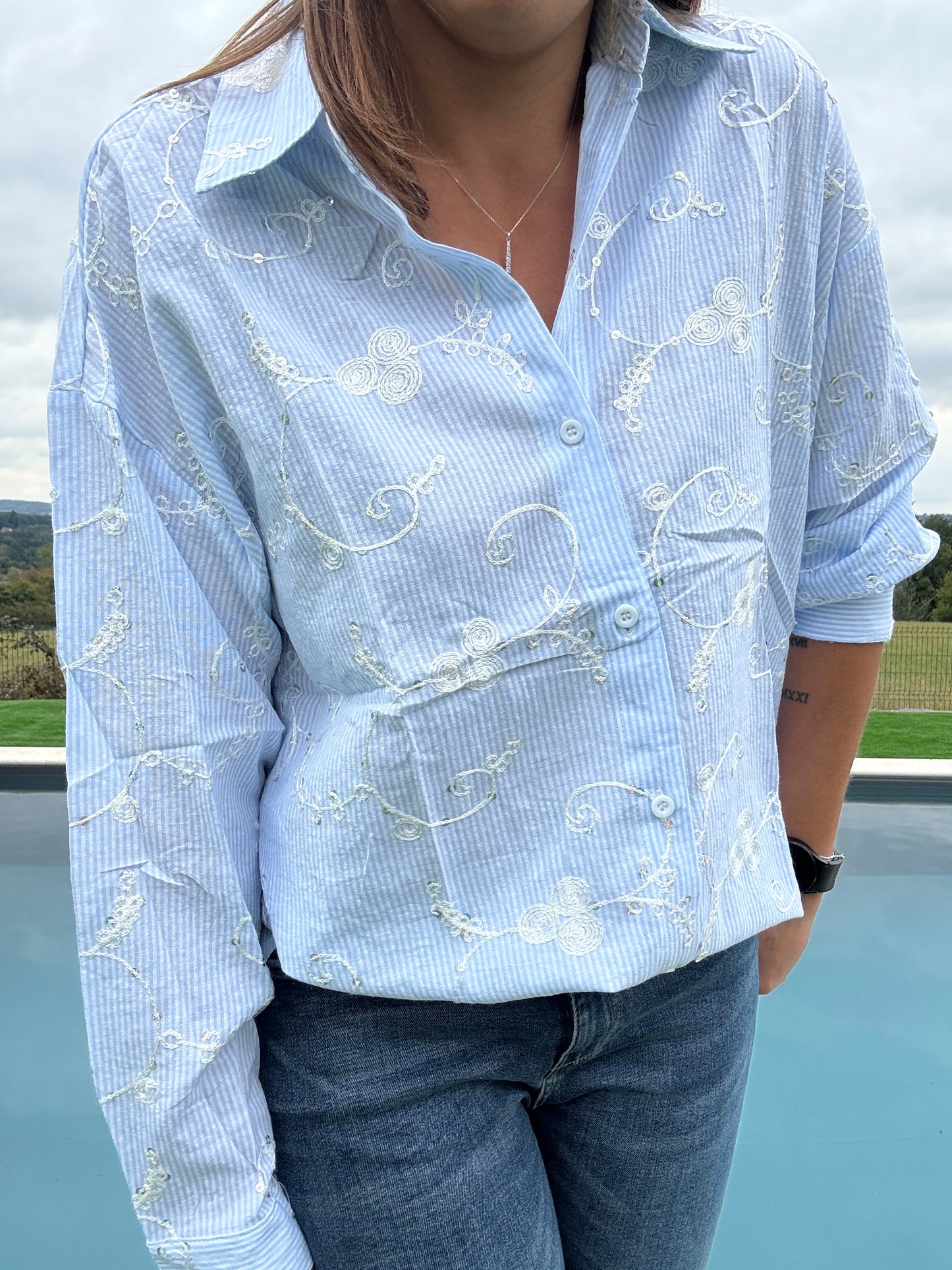 Chemise coton manches longues bleu clair avec motifs blancs