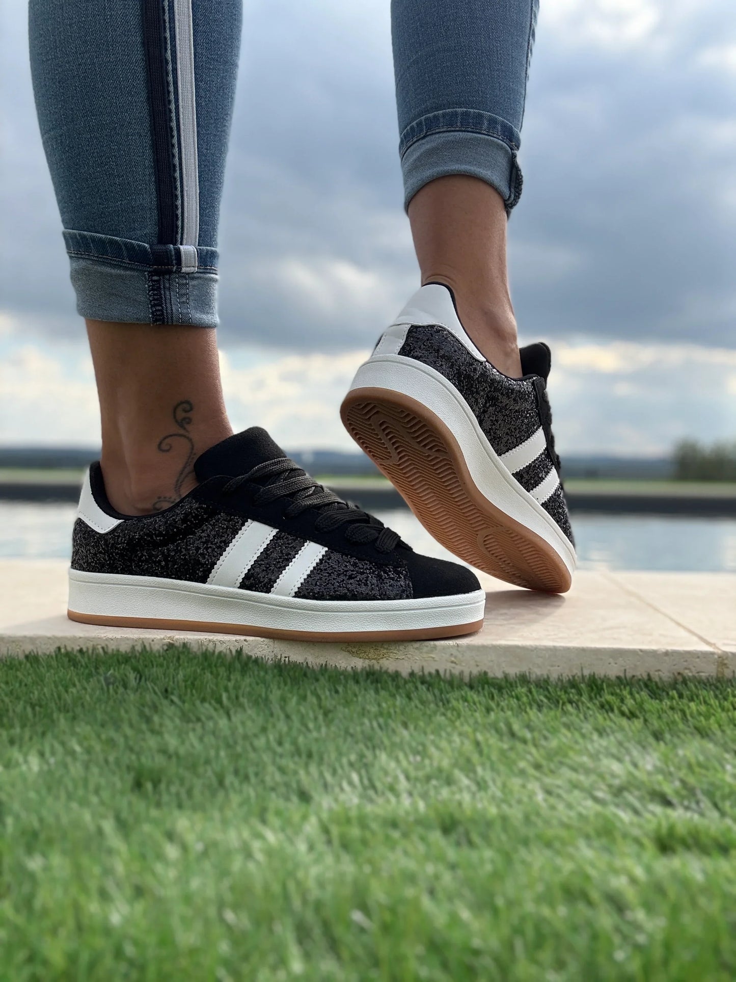 Chaussures baskets basses noires à paillettes bandes blanches style campus
