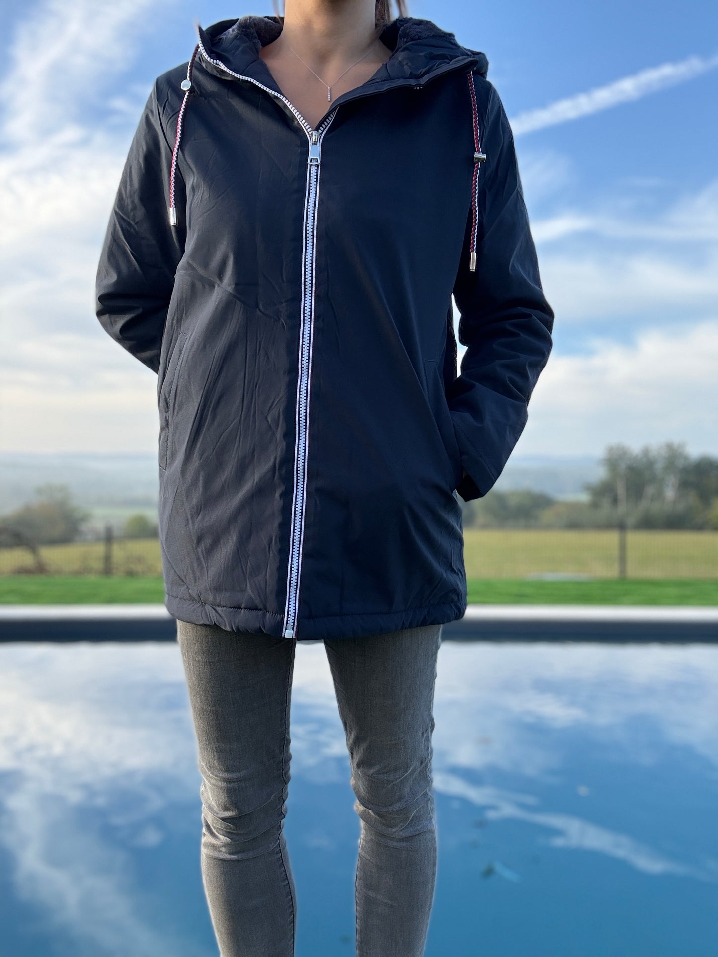 Manteau imperméable mi long fourré en fausse fourrure bleu marine - Curvy