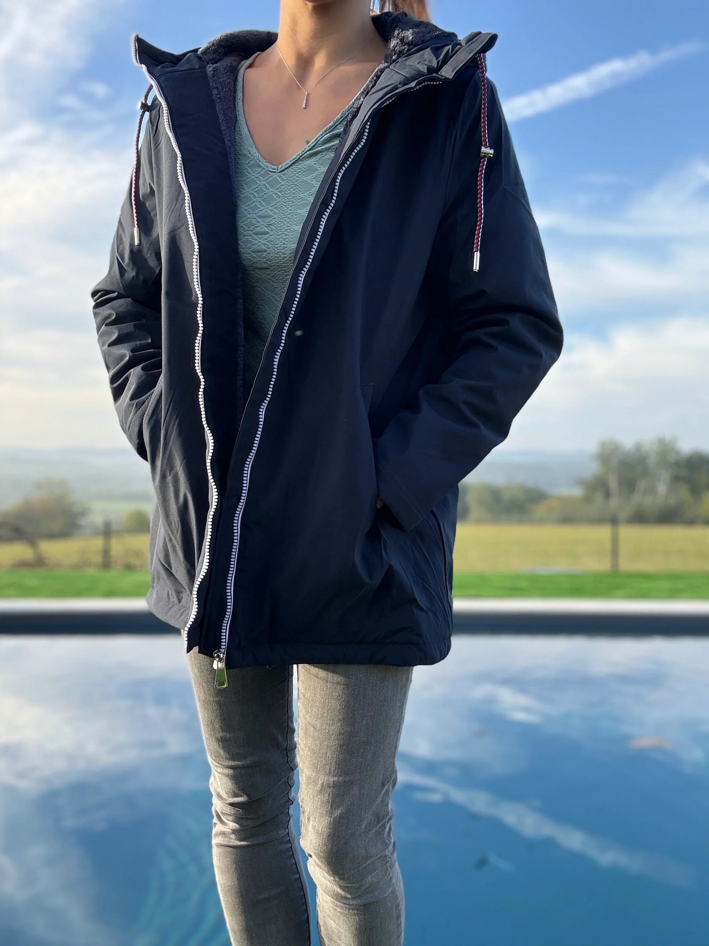 Manteau imperméable mi long fourré en fausse fourrure bleu marine