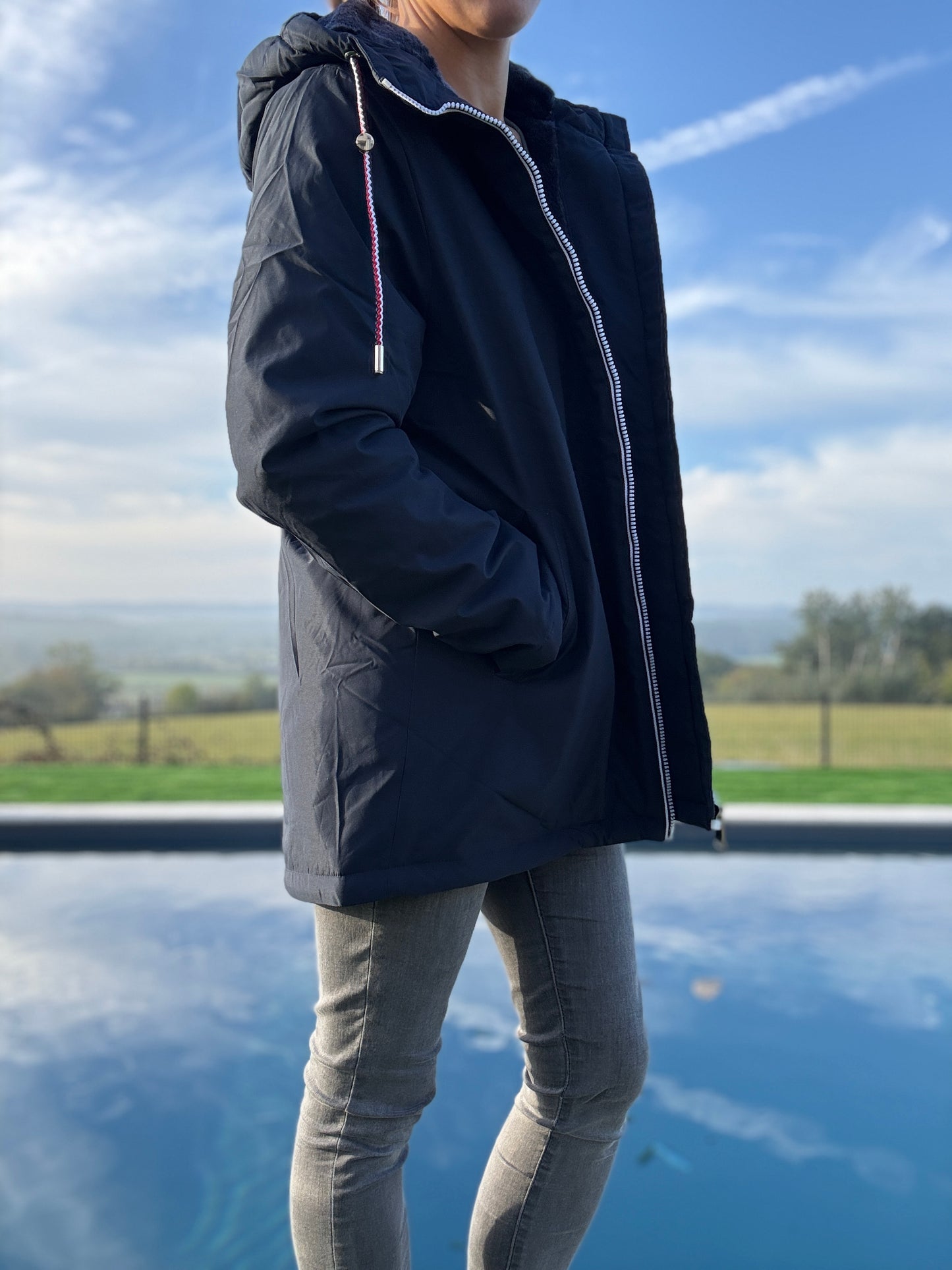 Manteau imperméable mi long fourré en fausse fourrure bleu marine - Curvy