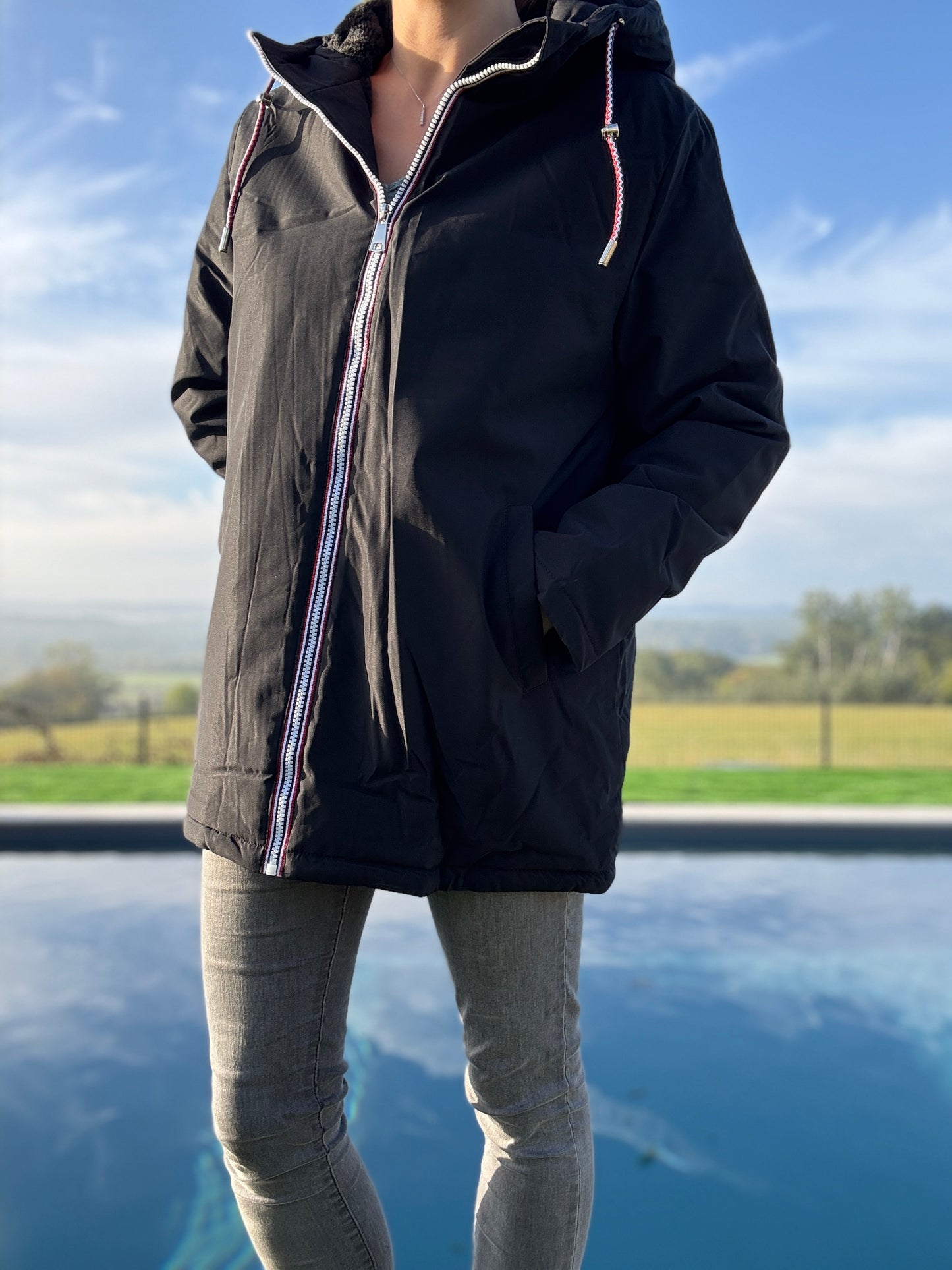 Manteau imperméable mi long fourré en fausse fourrure noir - Curvy