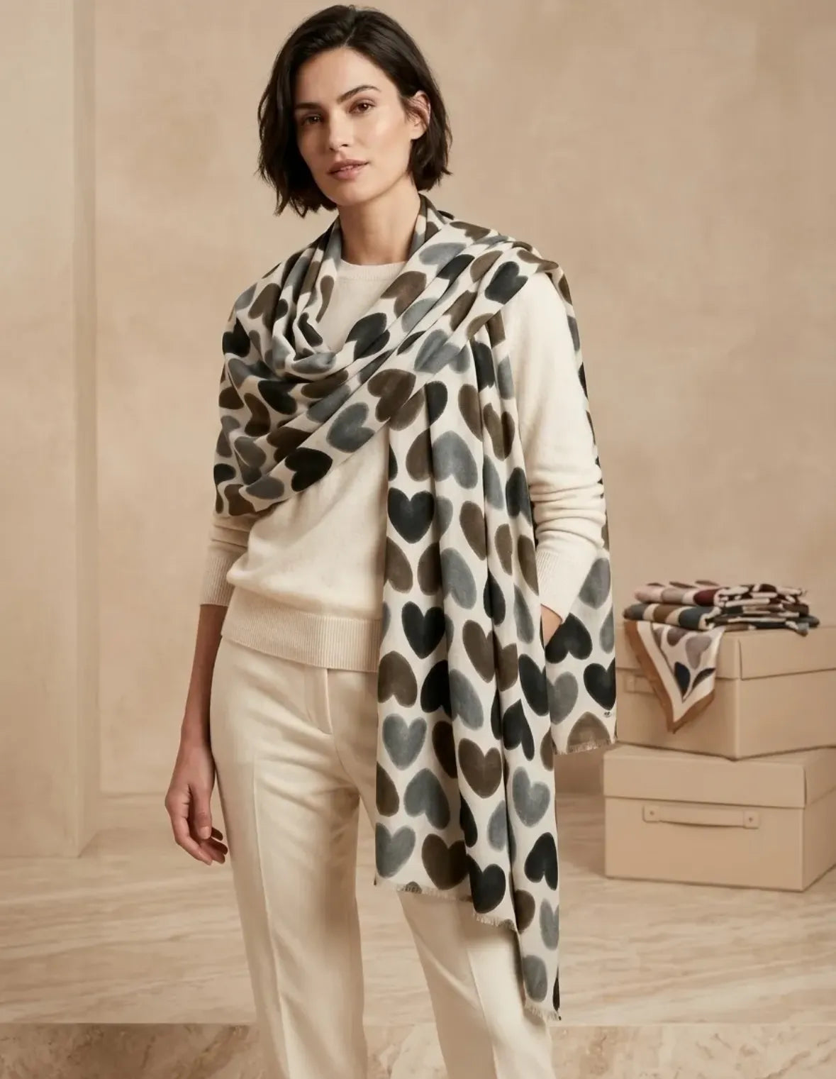 Écharpe femme à cœurs taupe, gris et noir sur fond écru