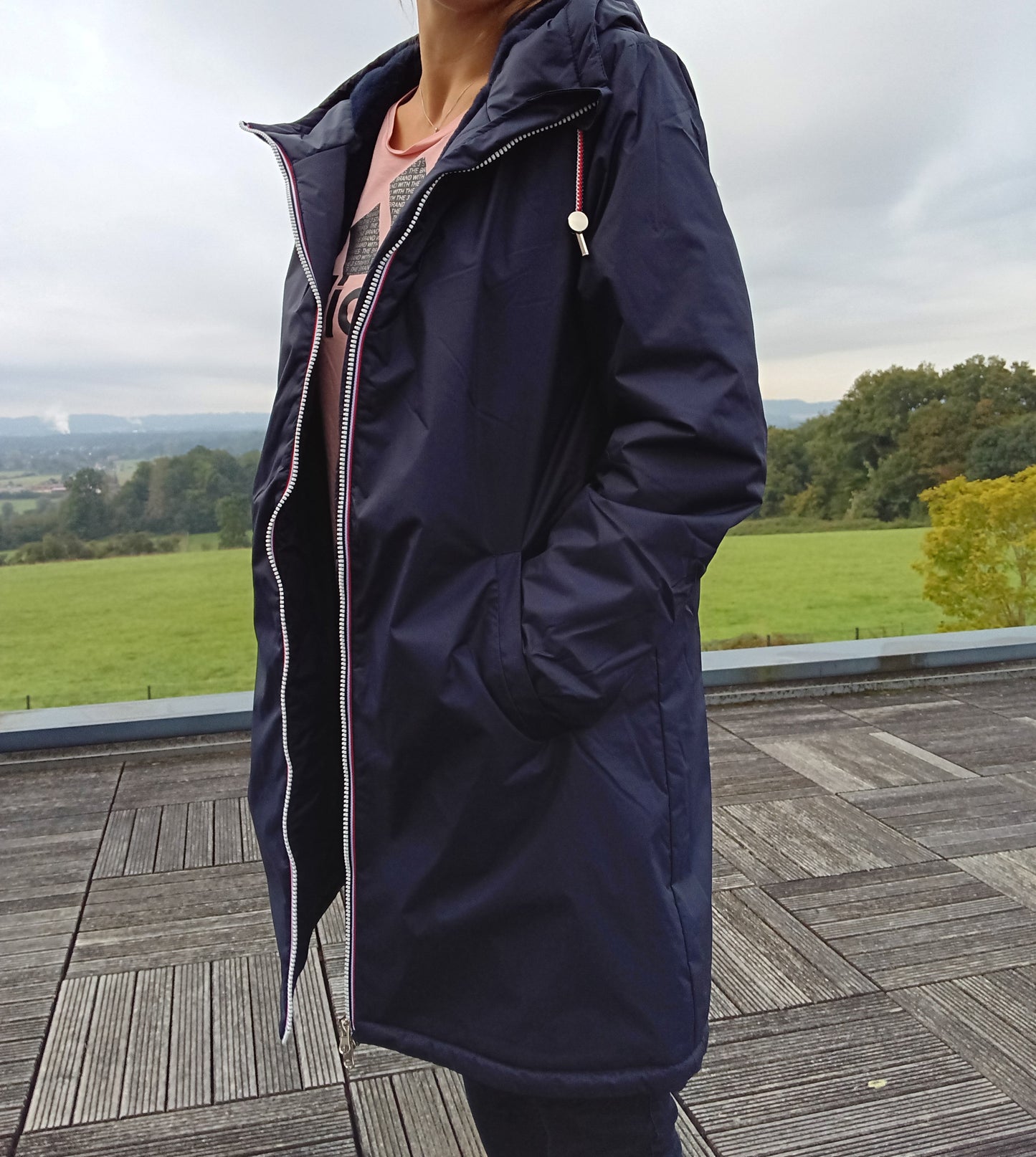 Laura Jo - Imperméable long fourré en fausse fourrure cordon tricolore couleur bleu marine - Curvy
