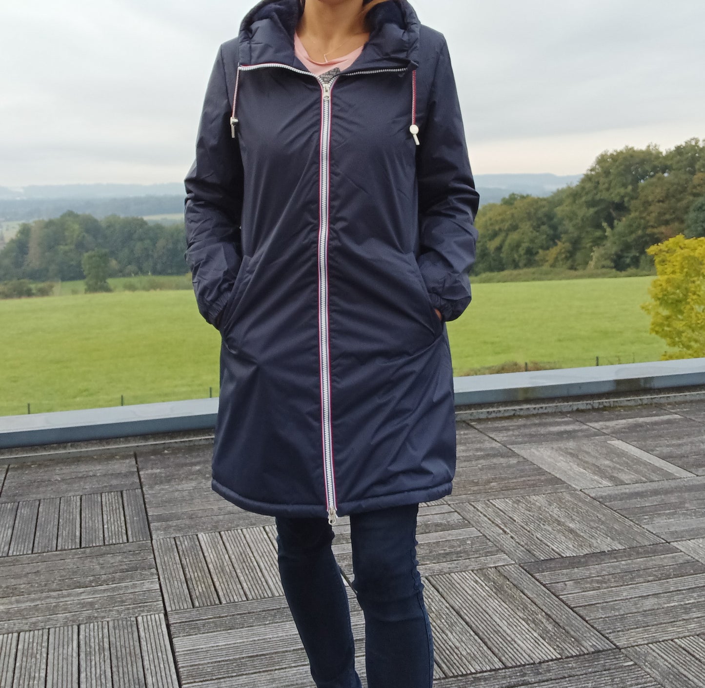 Laura Jo - Imperméable long fourré en fausse fourrure cordon tricolore couleur bleu marine - Curvy