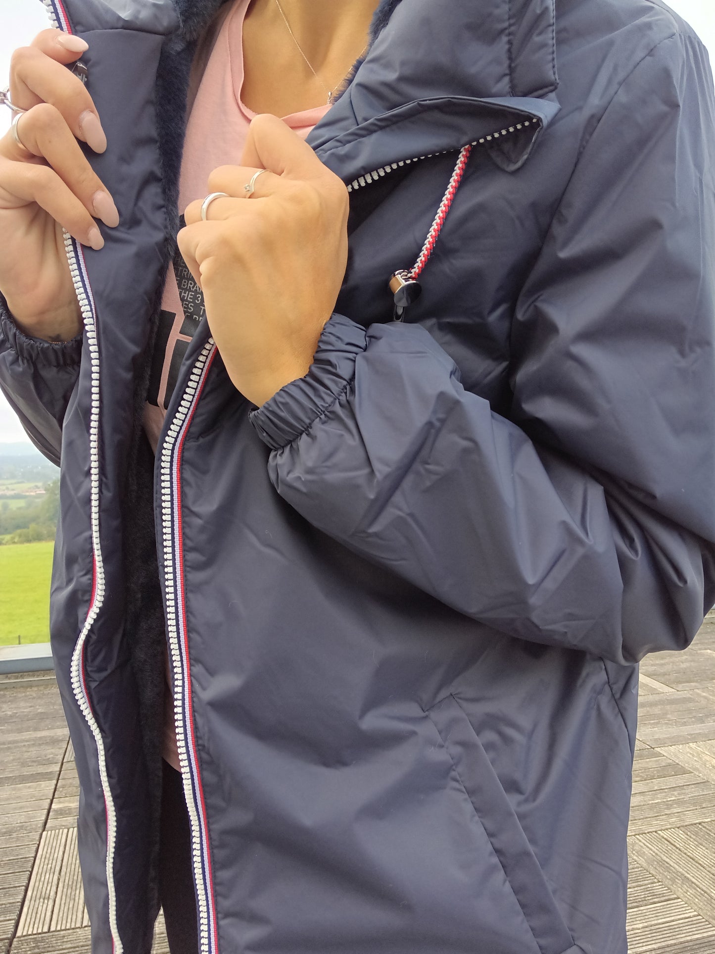 Laura Jo - Imperméable long fourré en fausse fourrure cordon tricolore couleur bleu marine - Curvy