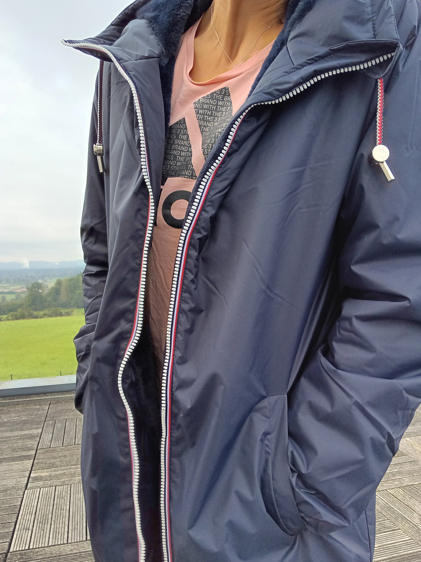 Laura Jo - Imperméable long fourré en fausse fourrure cordon tricolore couleur bleu marine - Curvy